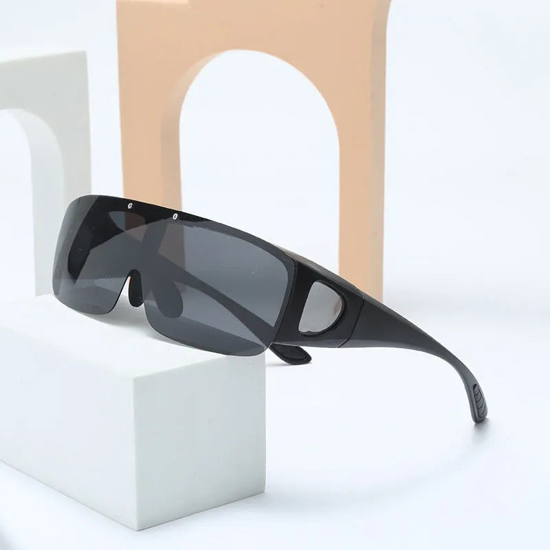 Polarised prescription sunglasses with one-piece lens construction for outdoor sports