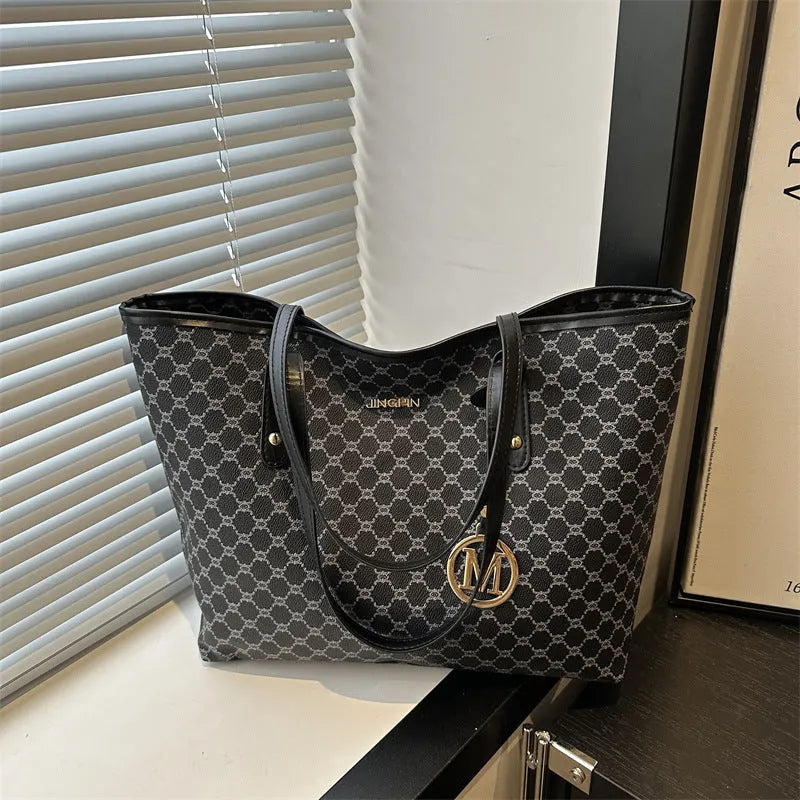 Street style PU leather shoulder bag with adjustable strap in black