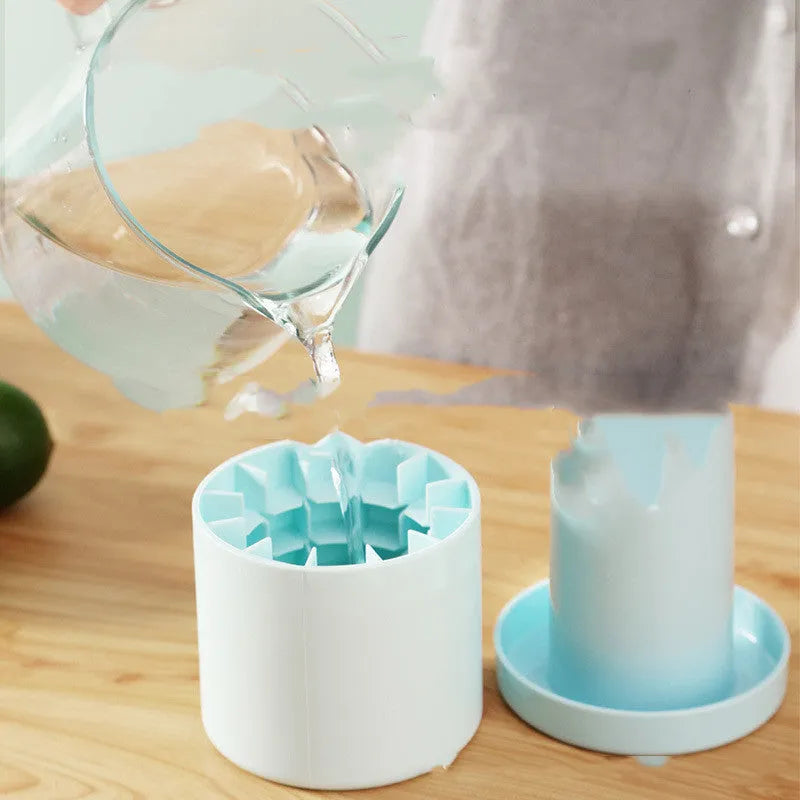 Portable 2-in-1 ice bucket mold with lid made of food-grade silicone in blue-green colour