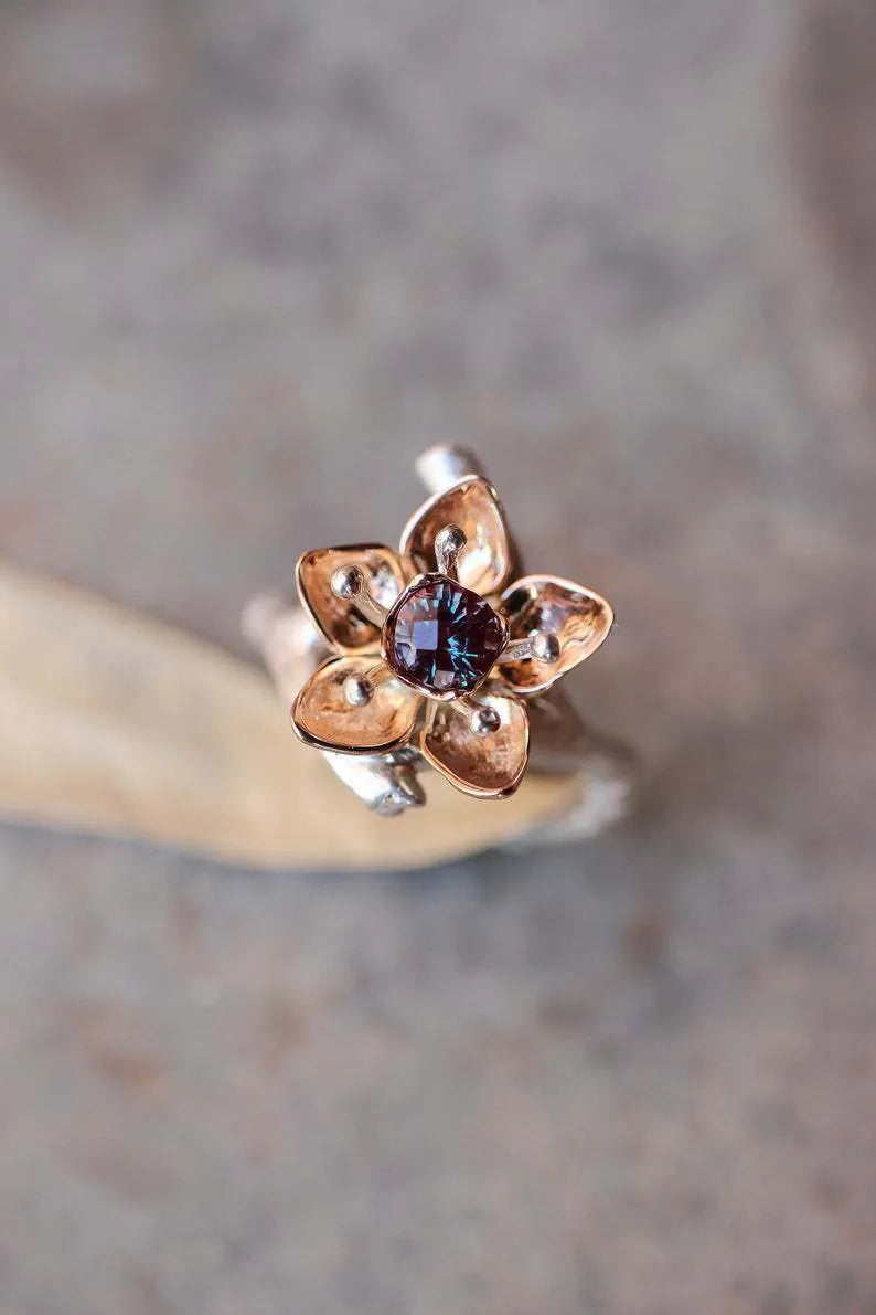 Women's two-tone floral geometric ring in silver alloy material showing size options