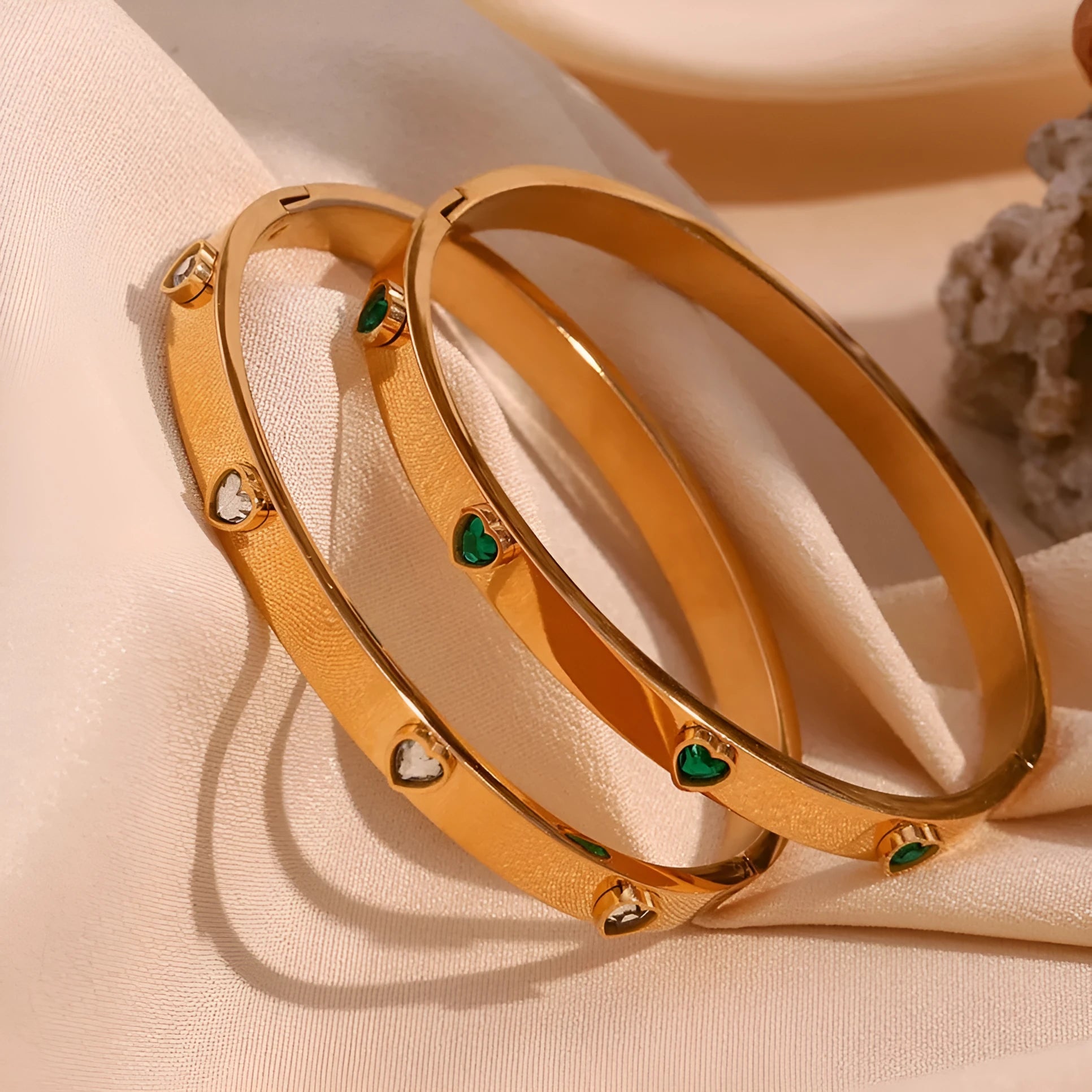 Women's stainless steel bracelet with a micro-inlaid peach heart charm in a golden electroplated colour.