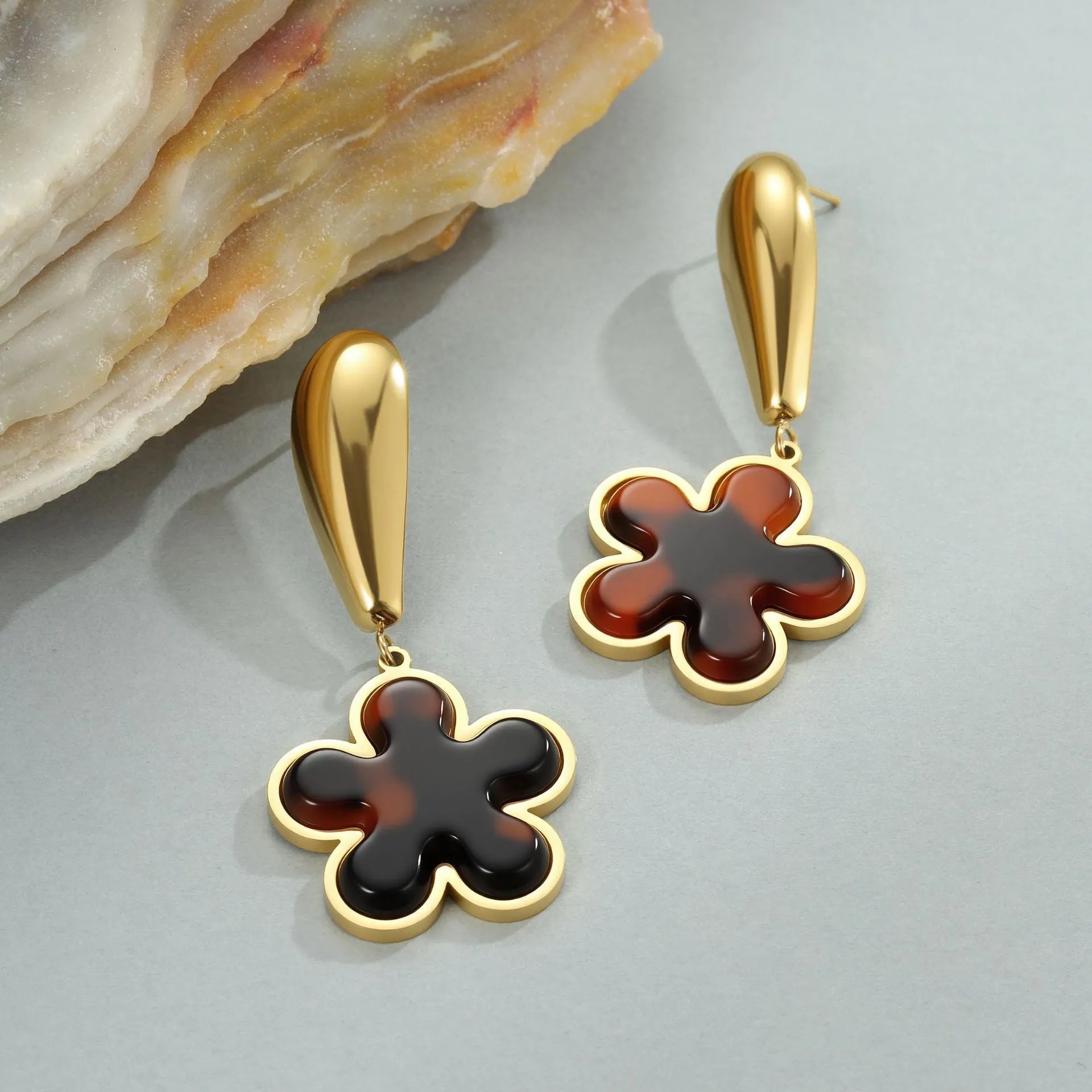 Women's tortoiseshell resin earrings with hawksbill colour and geometric heart or flower designs