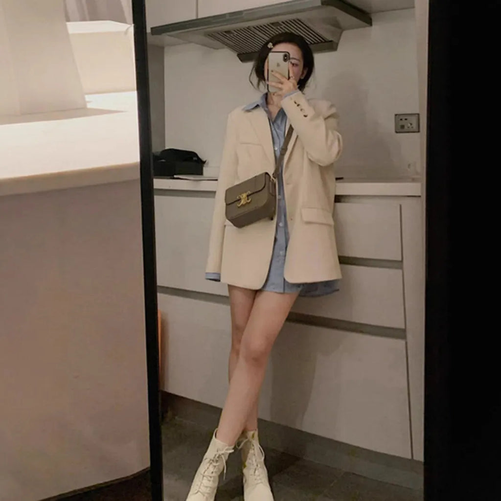 Korean slim fit suit jacket in polyester fabric with long sleeves and pocket details