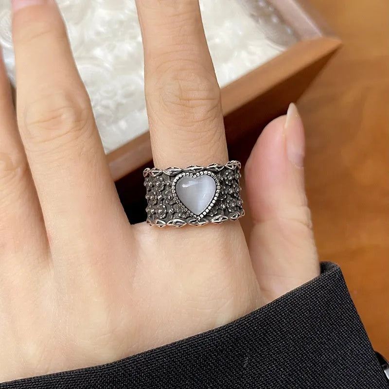 Retro wide-faced heart ring with adjustable opening in white or green colour