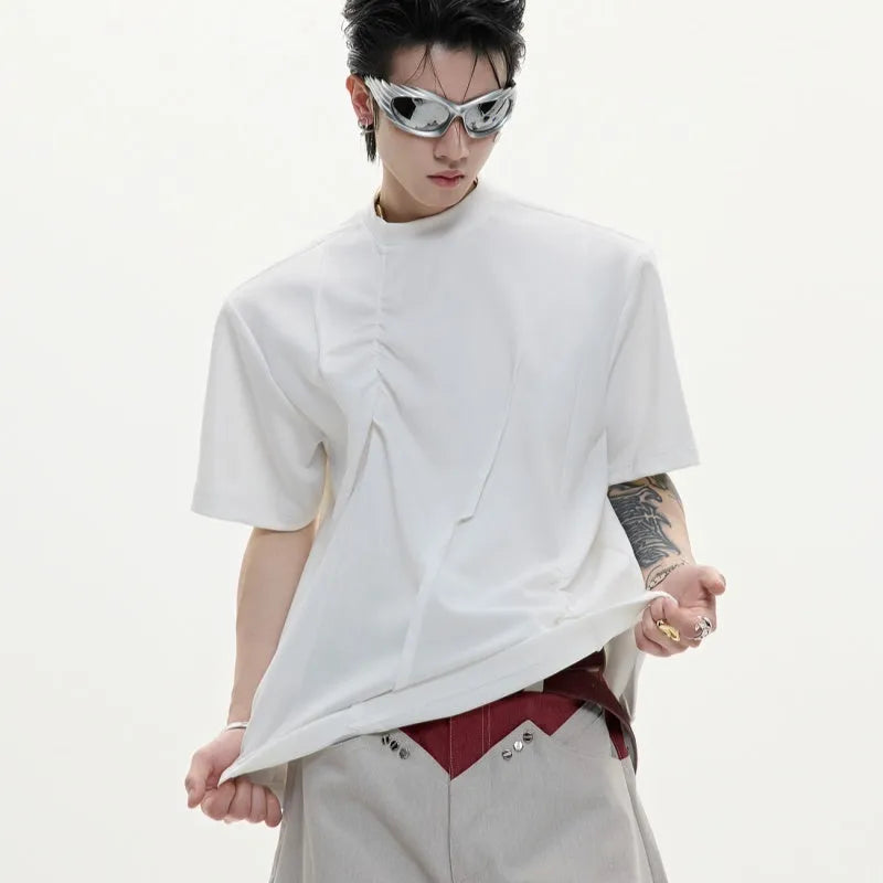Men's loose fit pleated cotton T-shirt in solid colour with round neck and short sleeves.