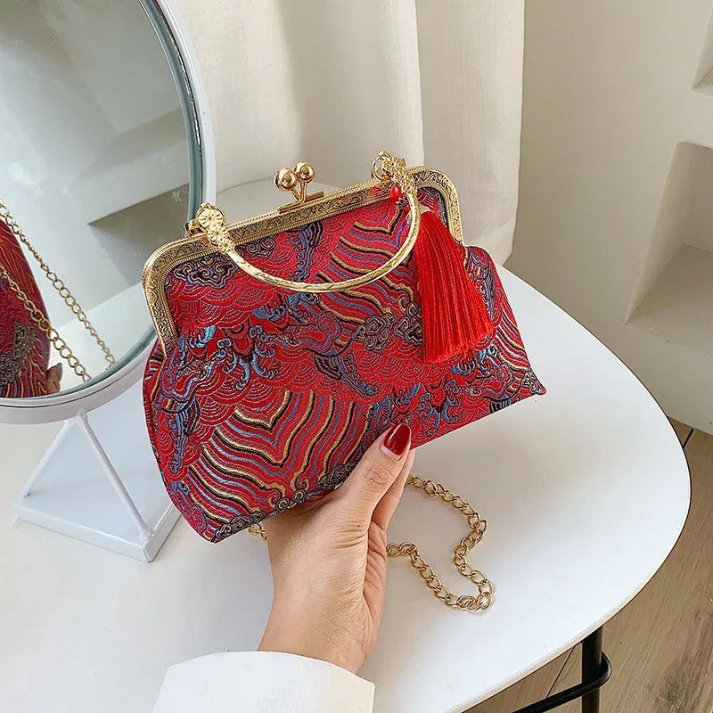 Chinese embroidery shell-shaped handbag in Chinese red with zipper changing bag