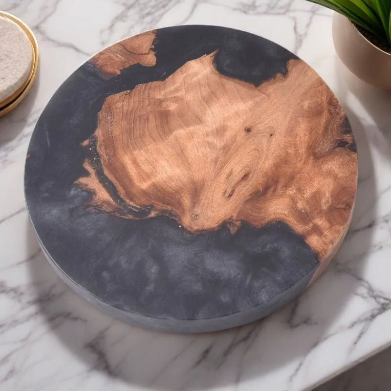 Round and square wooden resin coasters in green and black for heat insulation.