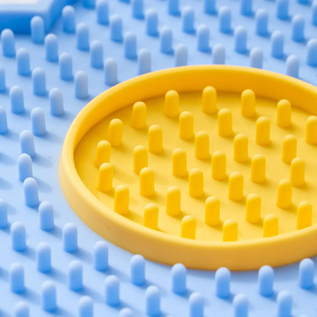 Flower-shaped silicone lick pad with suction cup for cats and dogs, available in five colours