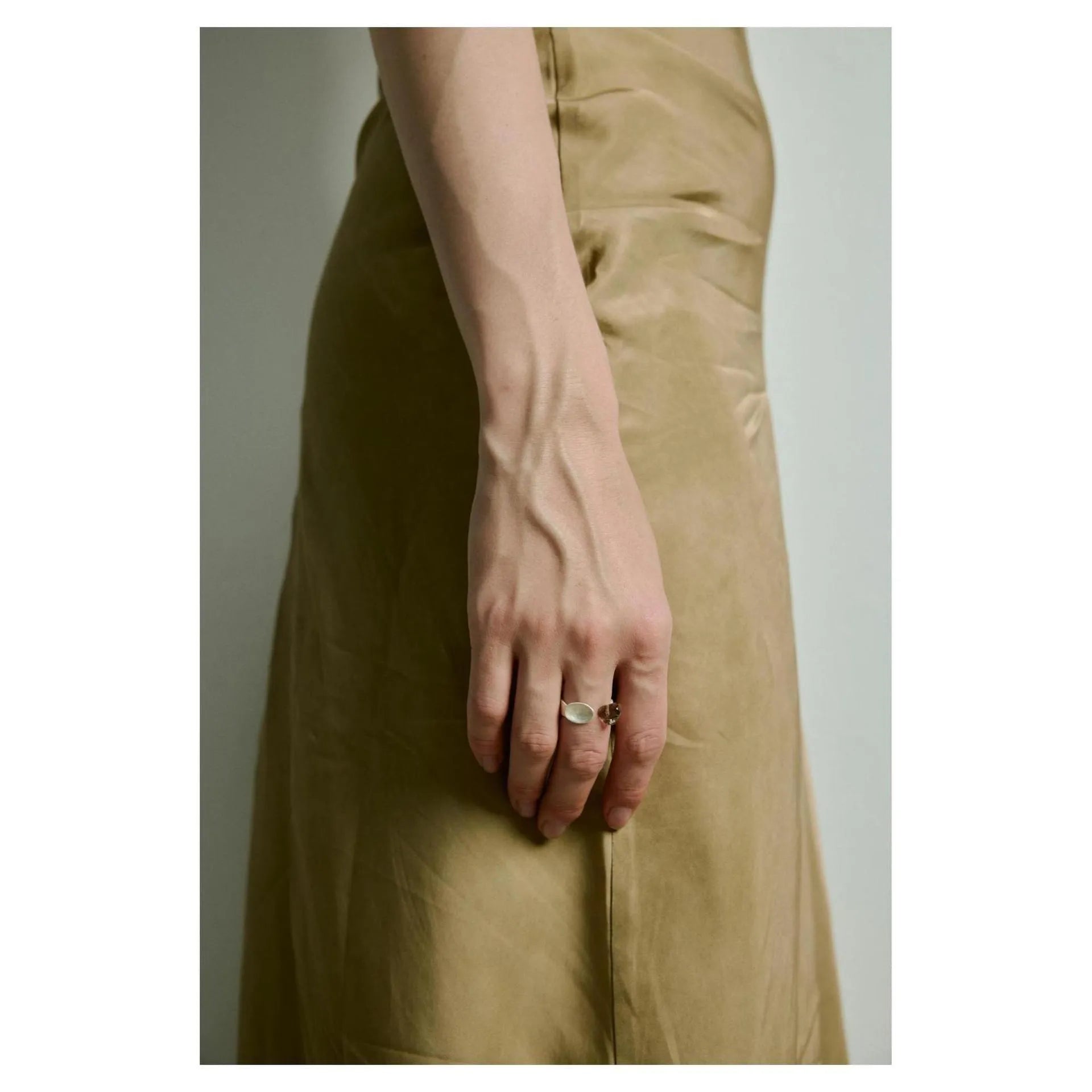 Electroplated alloy diamond-shaped stewed pork motif ring and bracelet set on a background.