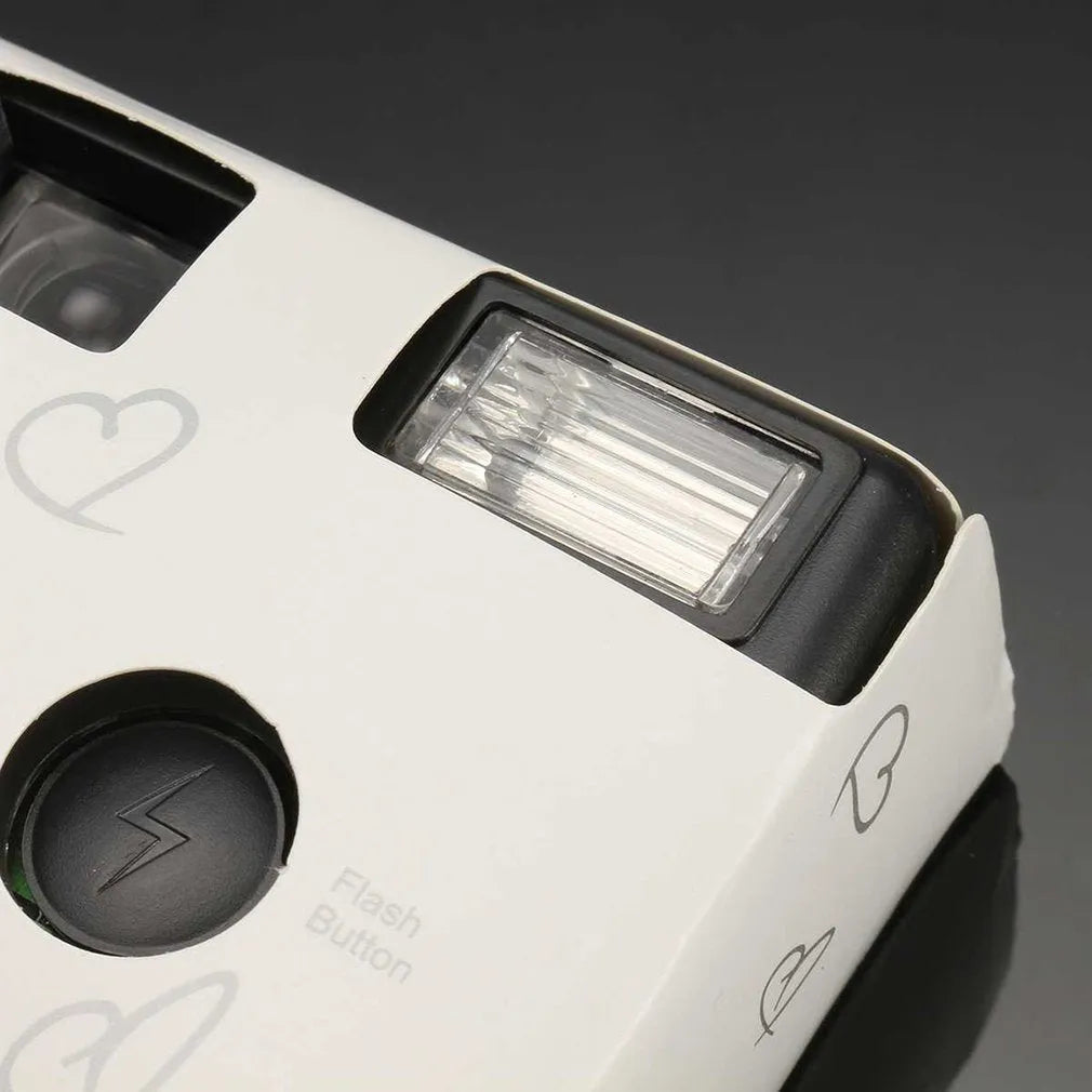 White disposable film camera with manual operation and 3x optical zoom, compact 11.5x6.0x3.3cm size