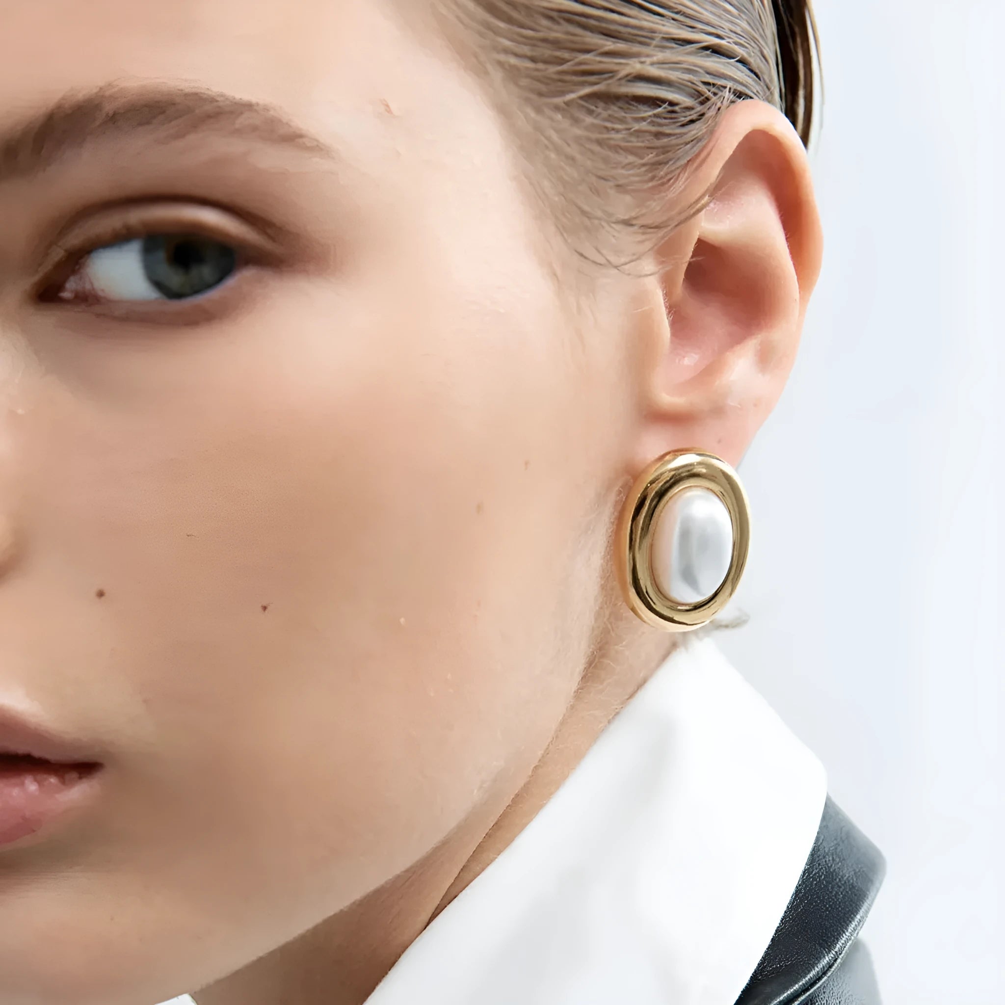Stainless steel vintage pearl ear studs for women with electroplated finish in colour JDE0305051