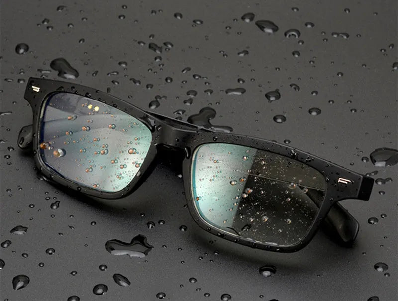 Smart glasses with semi-open ear speakers, polarised lenses, and a unisex PC+ABS frame.
