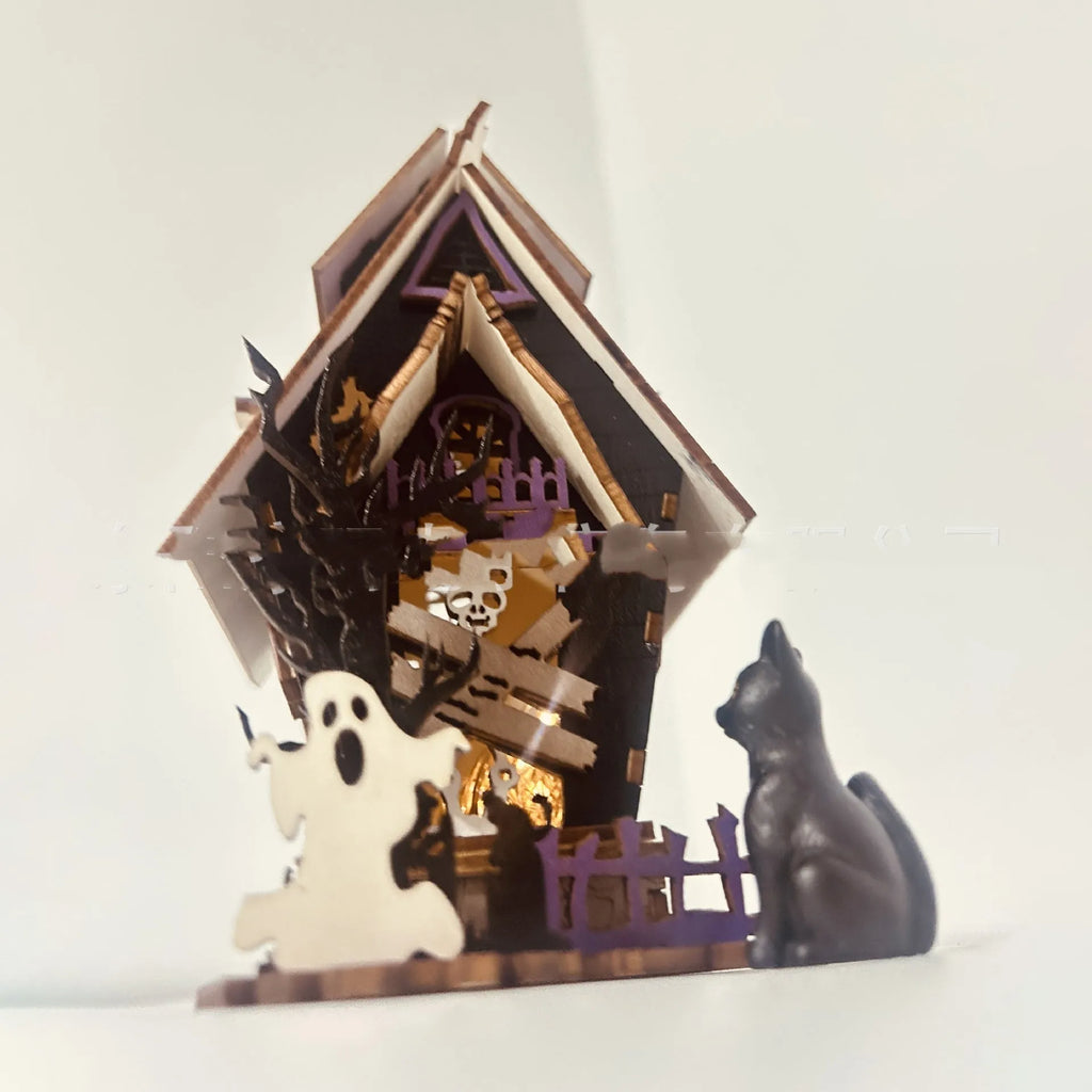 Wooden haunted house Halloween decoration measuring 14x10.5x19cm for DIY table display
