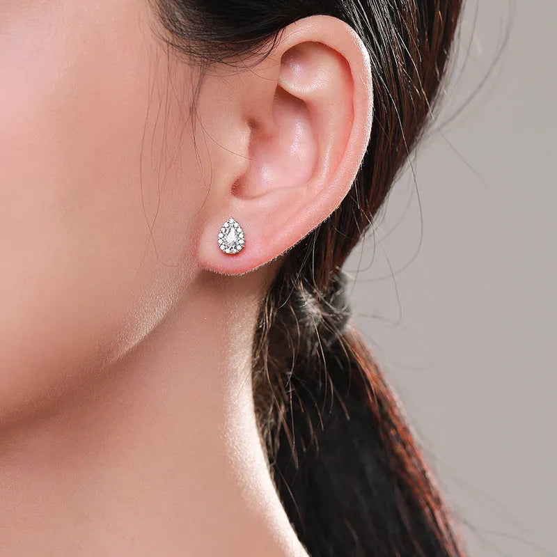 Women's drop-shaped silver ear studs in 925 sterling silver with diamond treatment