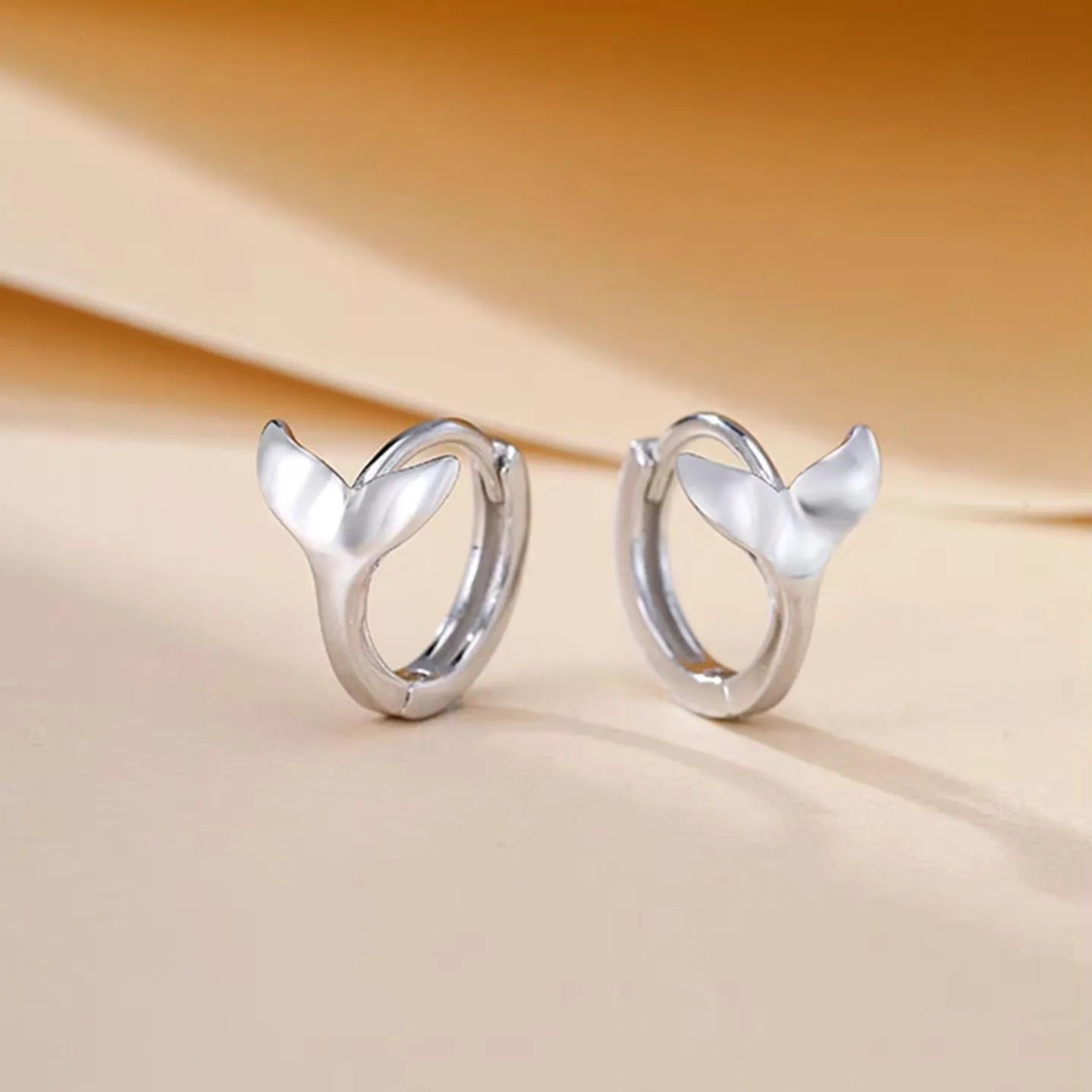 Women's fishtail earrings in white gold colour or yellow gold colour with copper construction