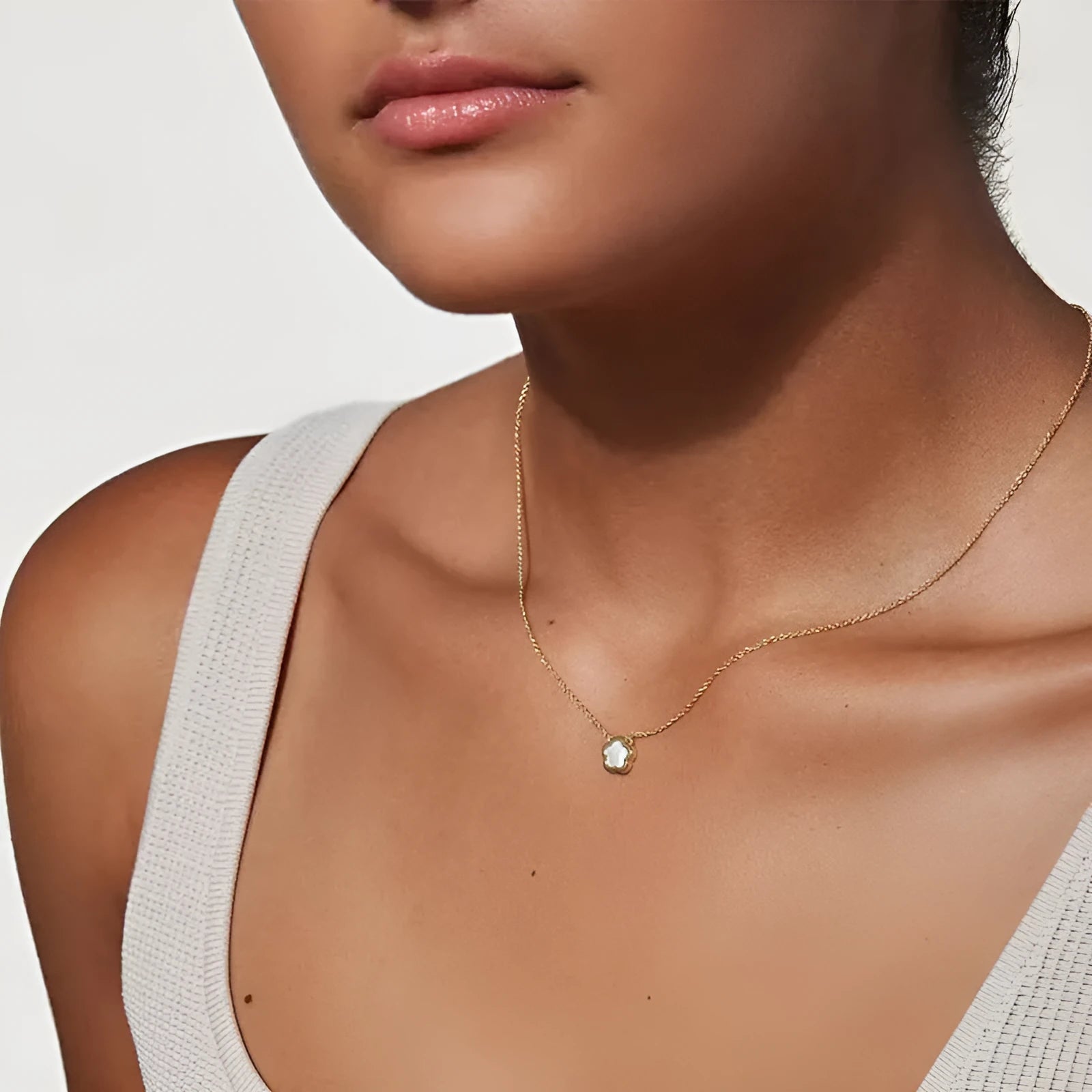 White mother shell flower necklace with copper chain in gold or silver finish