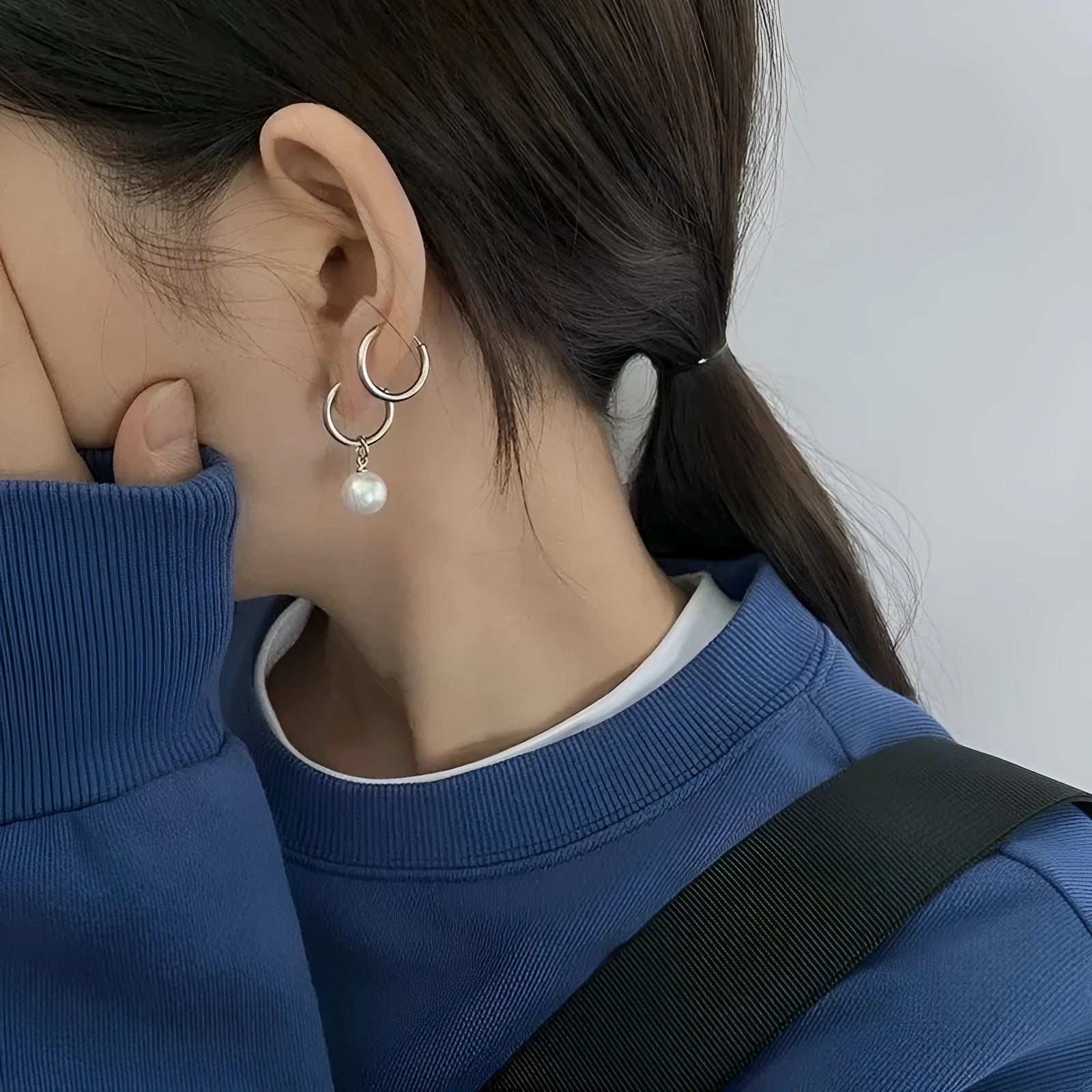 Pearl-coloured geometric round alloy earrings with dangle drop design and titanium steel posts
