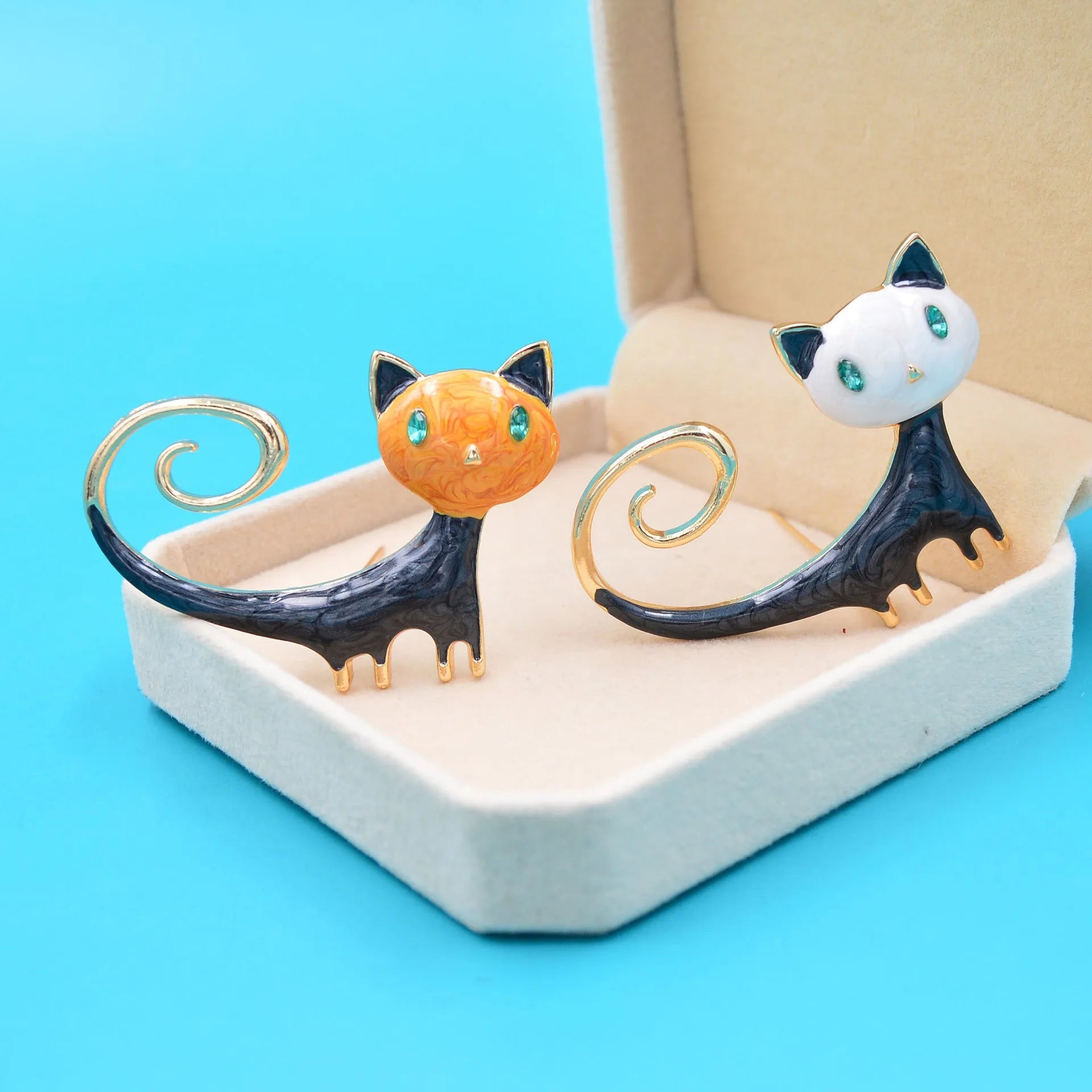 Personalised painted tailing up kitty brooch in alloy metal with simple cat design