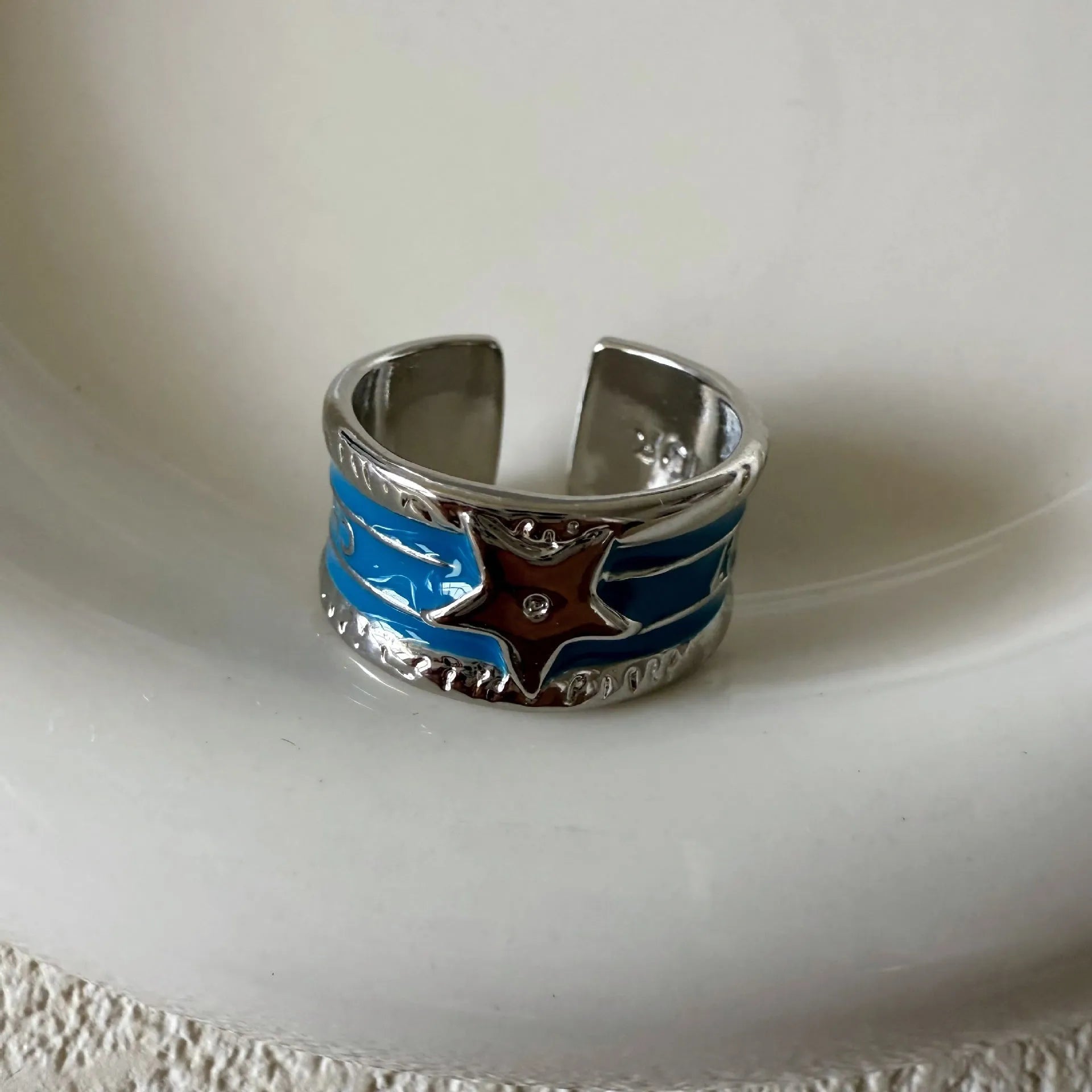 Women's geometric drop oil ring with adjustable sizing in retro distressed style