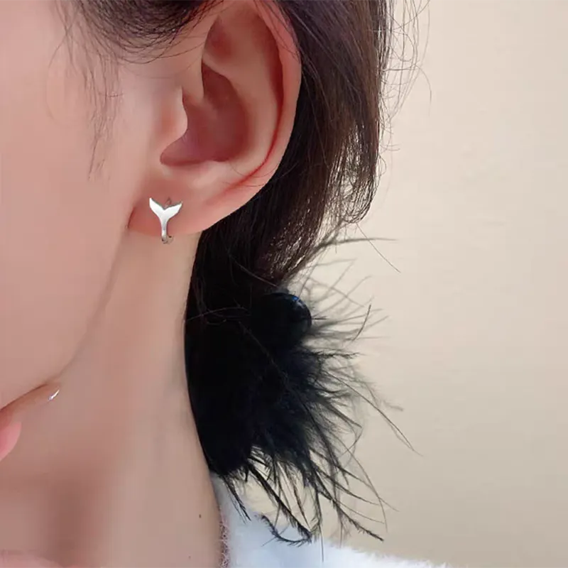 Women's fishtail earrings in white gold colour or yellow gold colour with copper construction