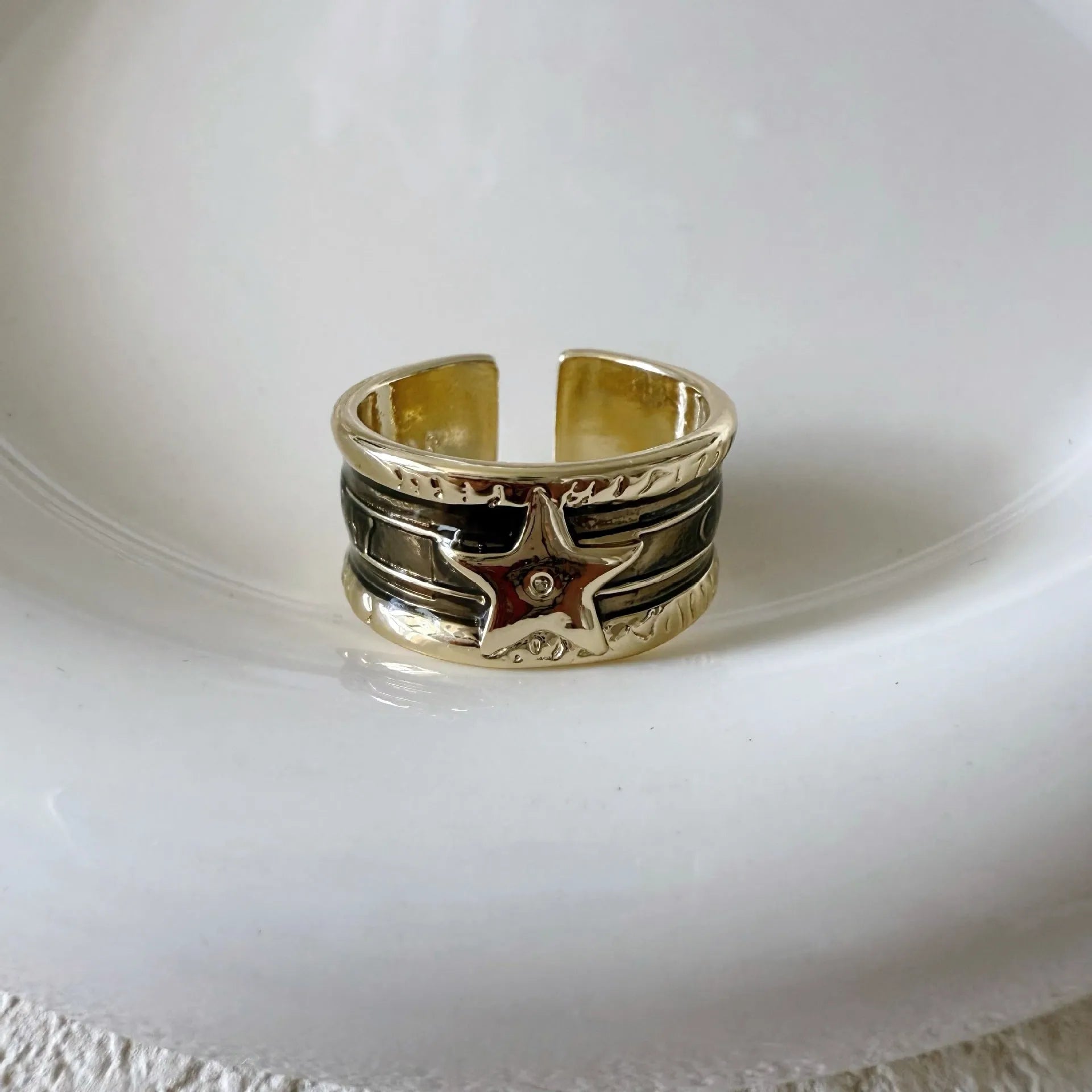 Women's geometric drop oil ring with adjustable sizing in retro distressed style