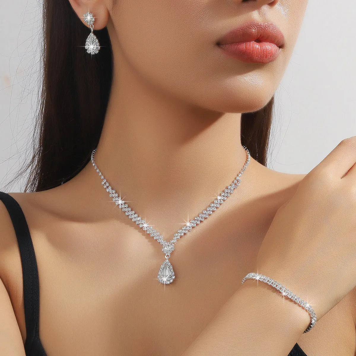 Claw chain rhinestone jewellery set with water drop shaped necklace and matching earrings in blue, green, pink, red, or white