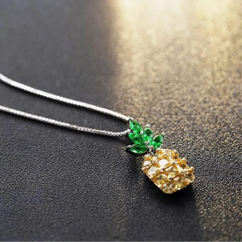 Women's geometric silver-plated necklace with pineapple and diamond motifs in Korean fashion style