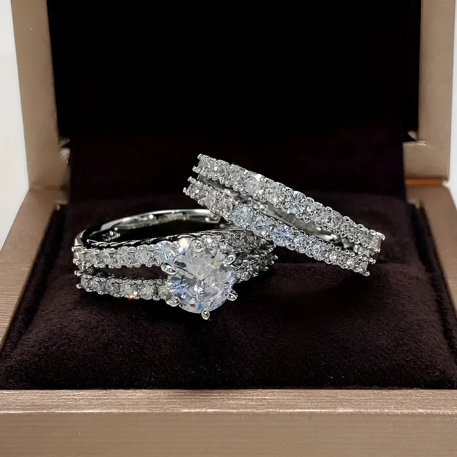 Women's geometric alloy ring set in silver, gold and rose gold with round decorative elements