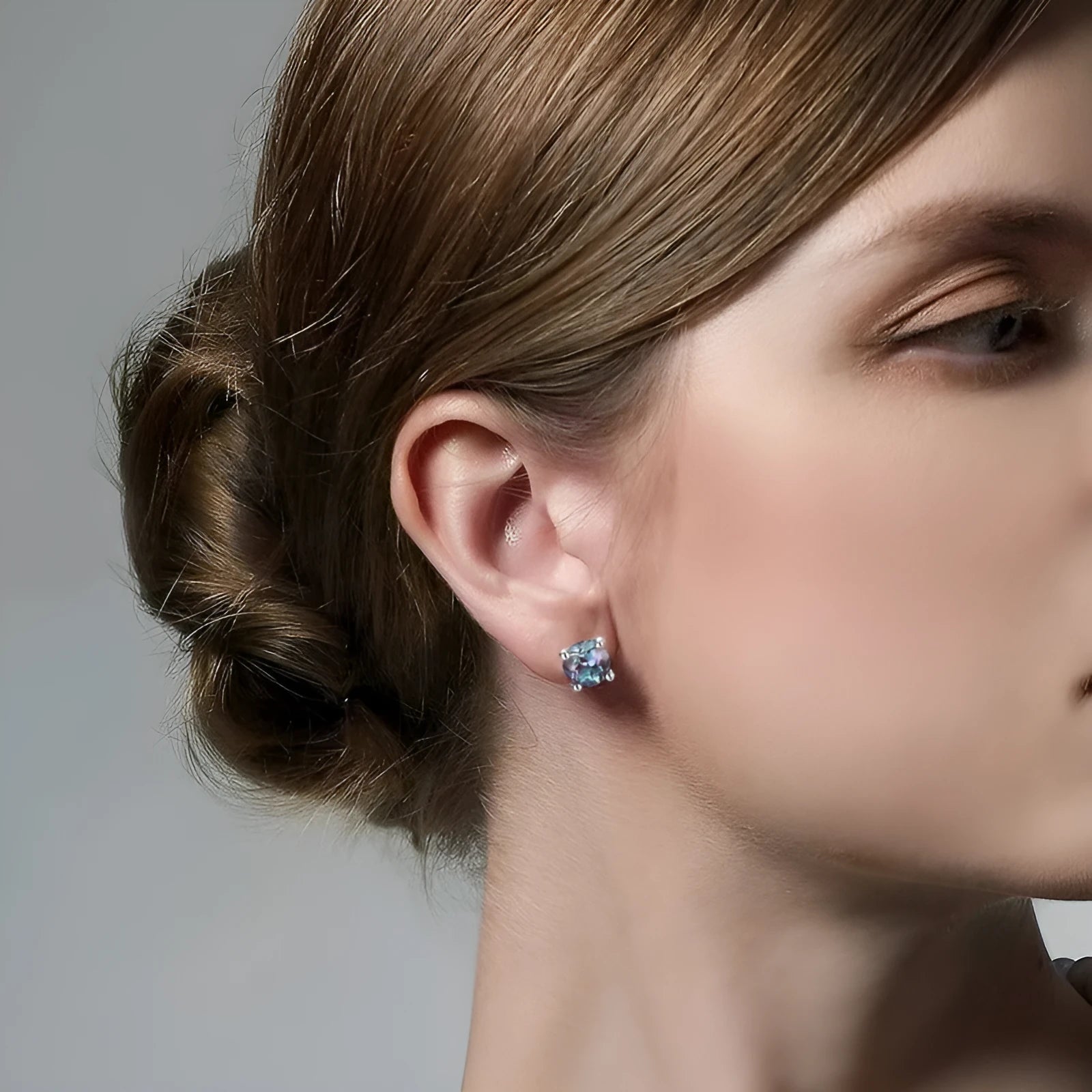 925 silver ear studs with cultivated Alexandrite stone in geometric round shape
