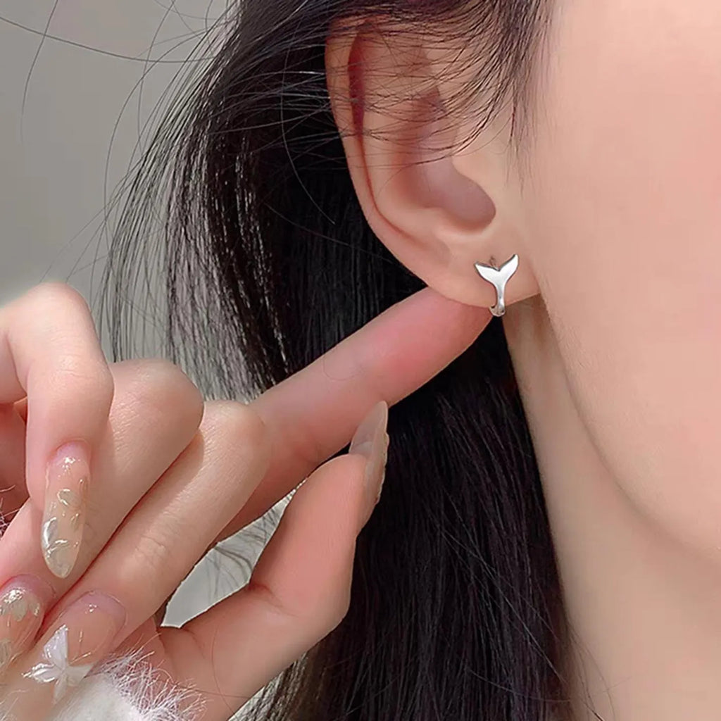 Women's fishtail earrings in white gold colour or yellow gold colour with copper construction