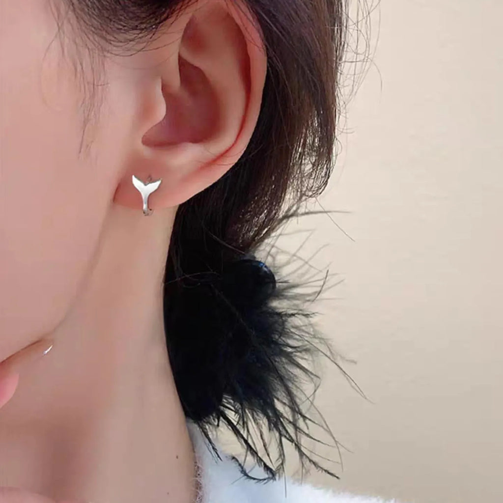 Women's fishtail earrings in white gold colour or yellow gold colour with copper construction