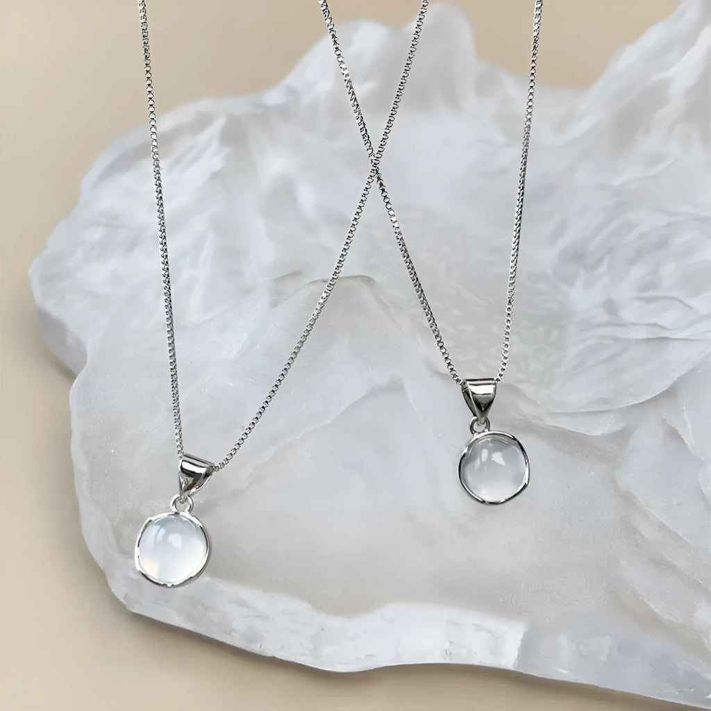 Women's Korean-style oval pendant necklace with artificial crystal on adjustable box chain