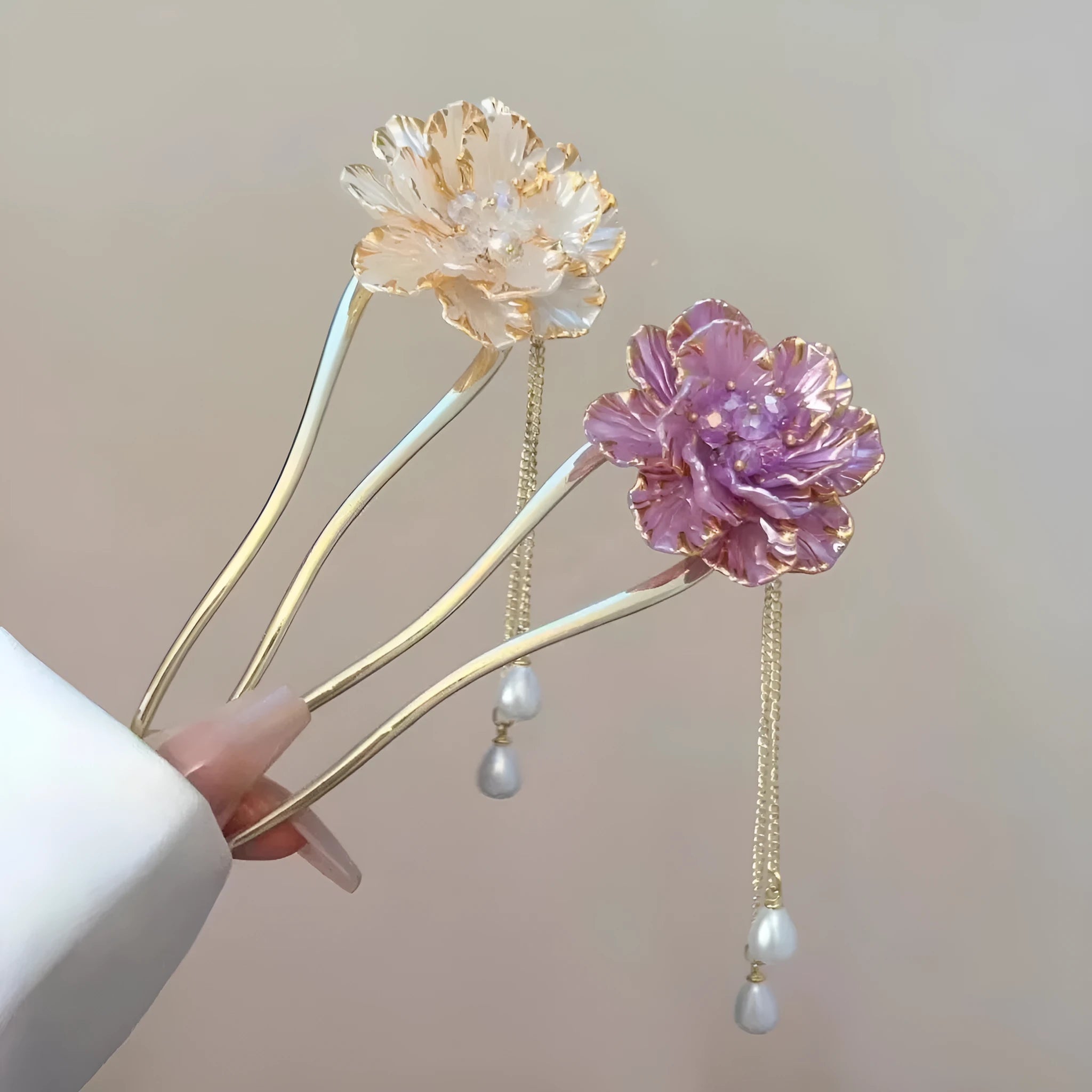Retro U-shaped hairpin with peony flower and tassel design in alloy construction