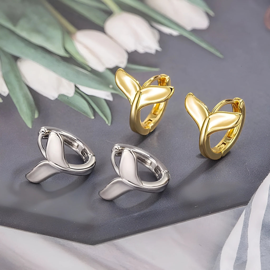 Women's fishtail earrings in white gold colour or yellow gold colour with copper construction