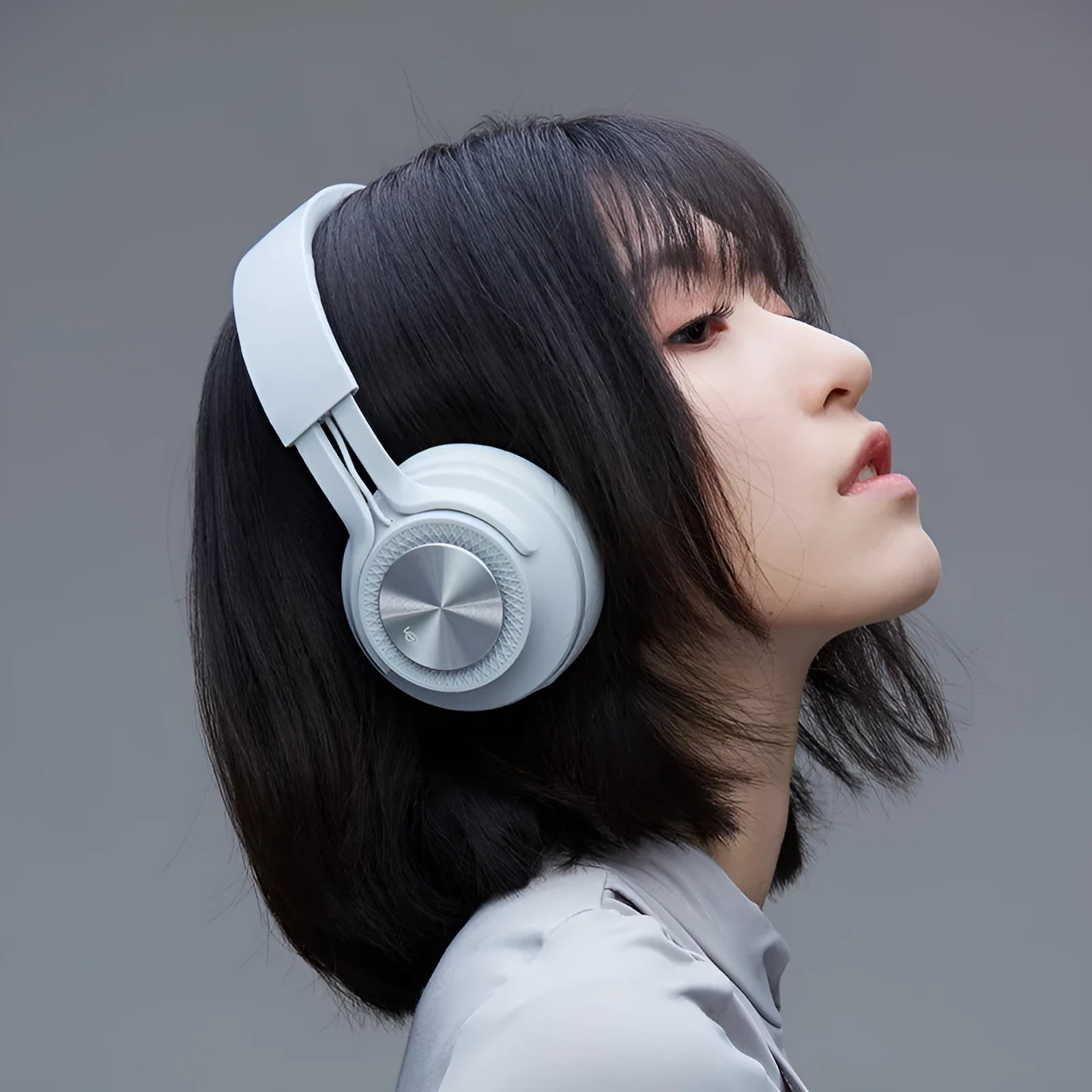 Wireless Bluetooth sports headset in black, green, grey, or red with 18-hour battery
