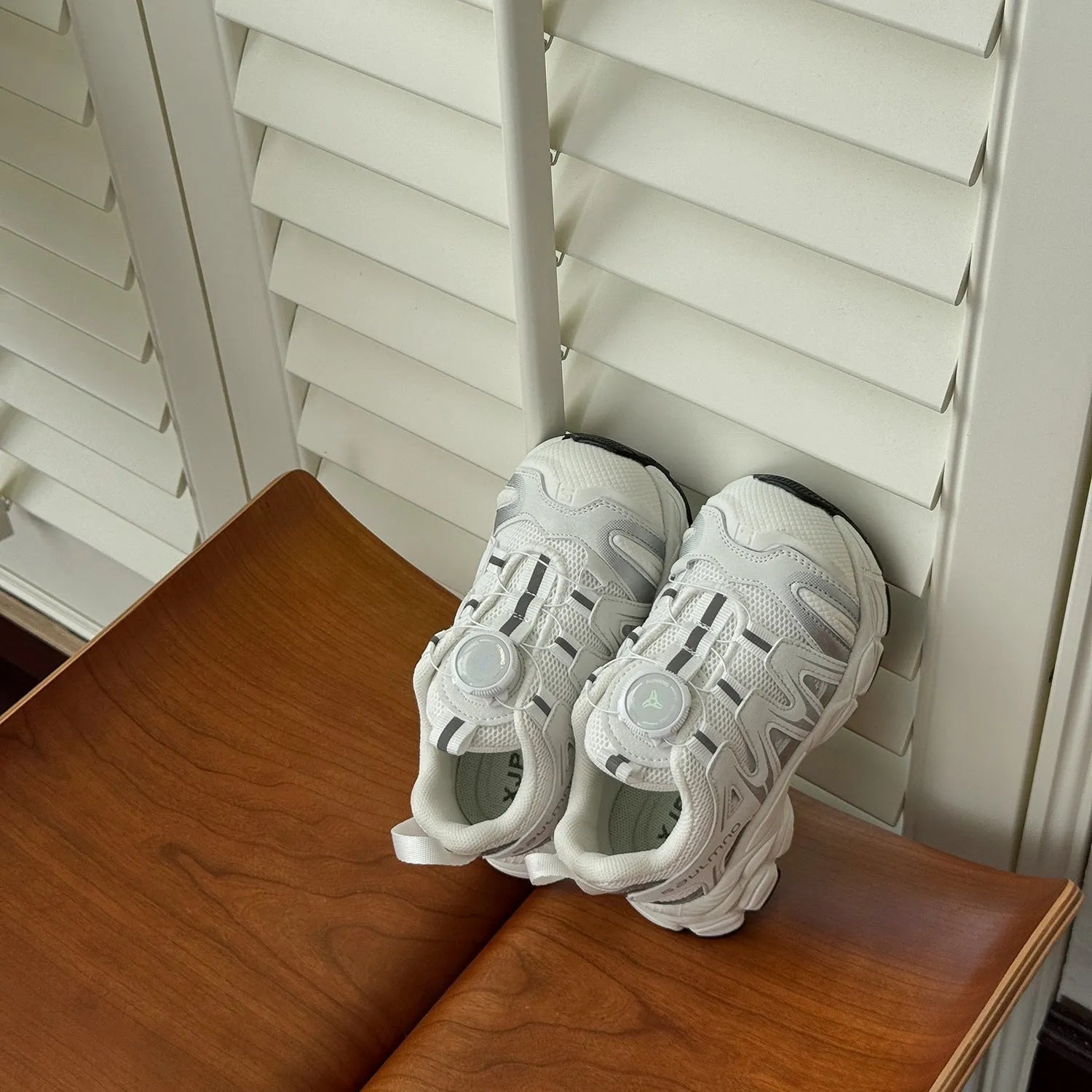 Girls' casual slip-on shoes with breathable mesh upper in solid colours