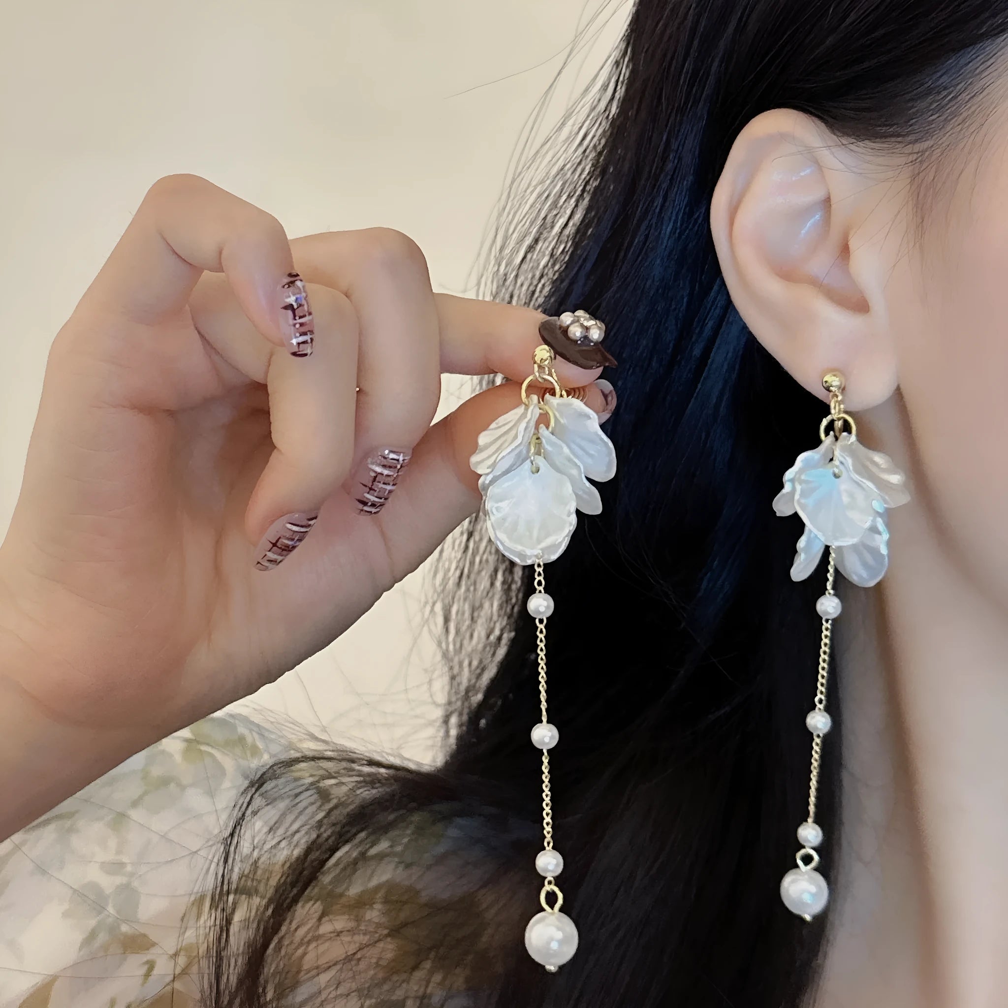 Women's acrylic shell pearl tassel earrings with 8.8cm length and four clip options