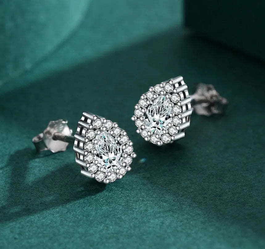 Women's drop-shaped silver ear studs in 925 sterling silver with diamond treatment
