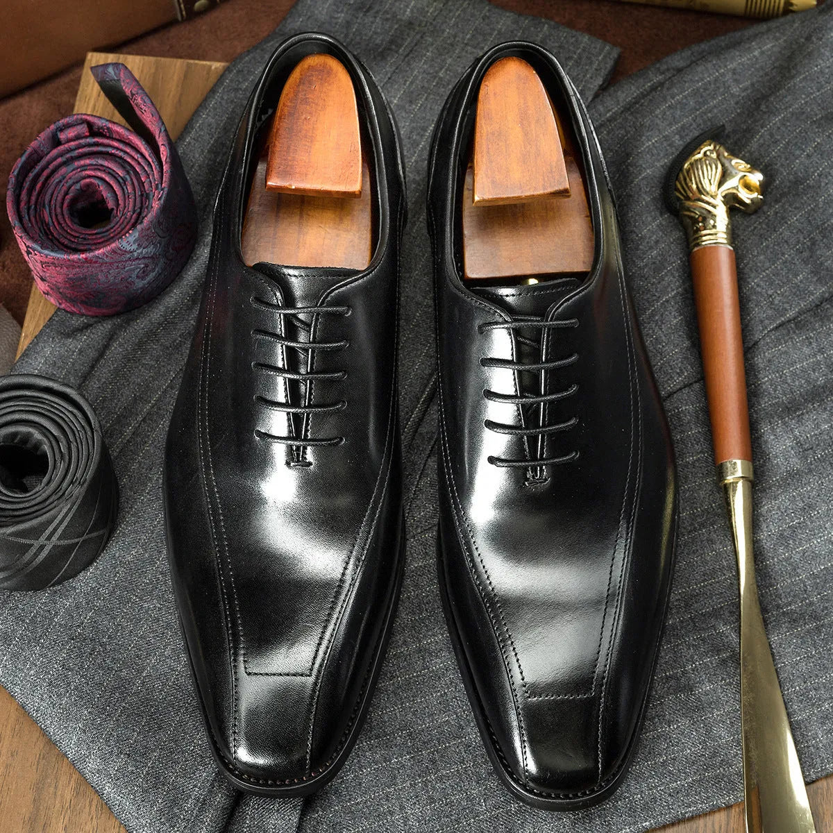 Men's casual Oxford leather shoes in black with leather toe cap and rubber sole