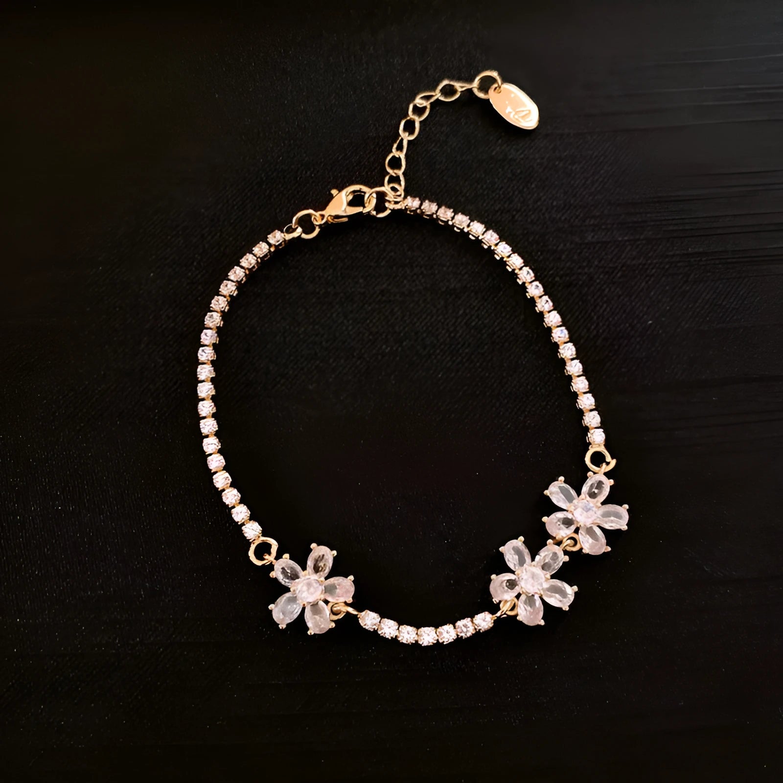 Geometric copper bracelet for women with quadrilateral pattern and inlaid zircon details in bracelet-gold colour.