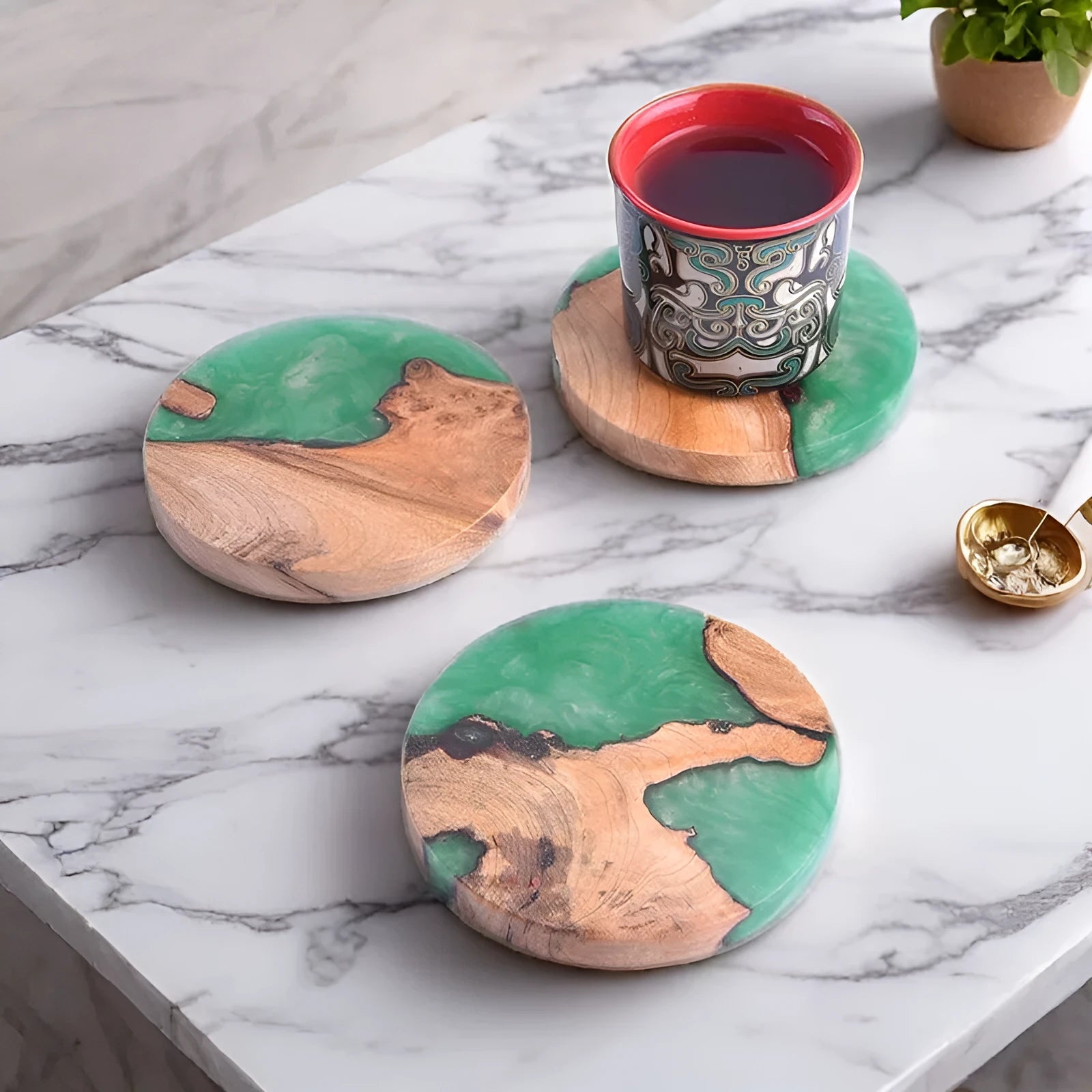 Round and square wooden resin coasters in green and black for heat insulation.