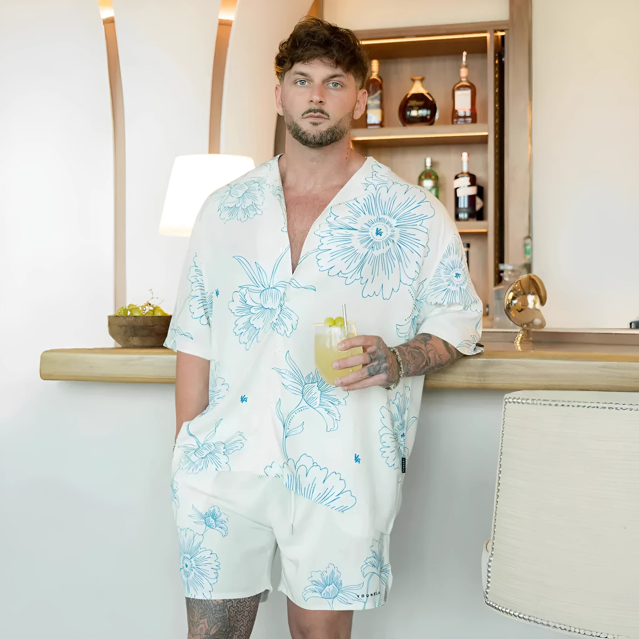 Men's loose-fitting printed short sleeve top with floral pattern in light colours