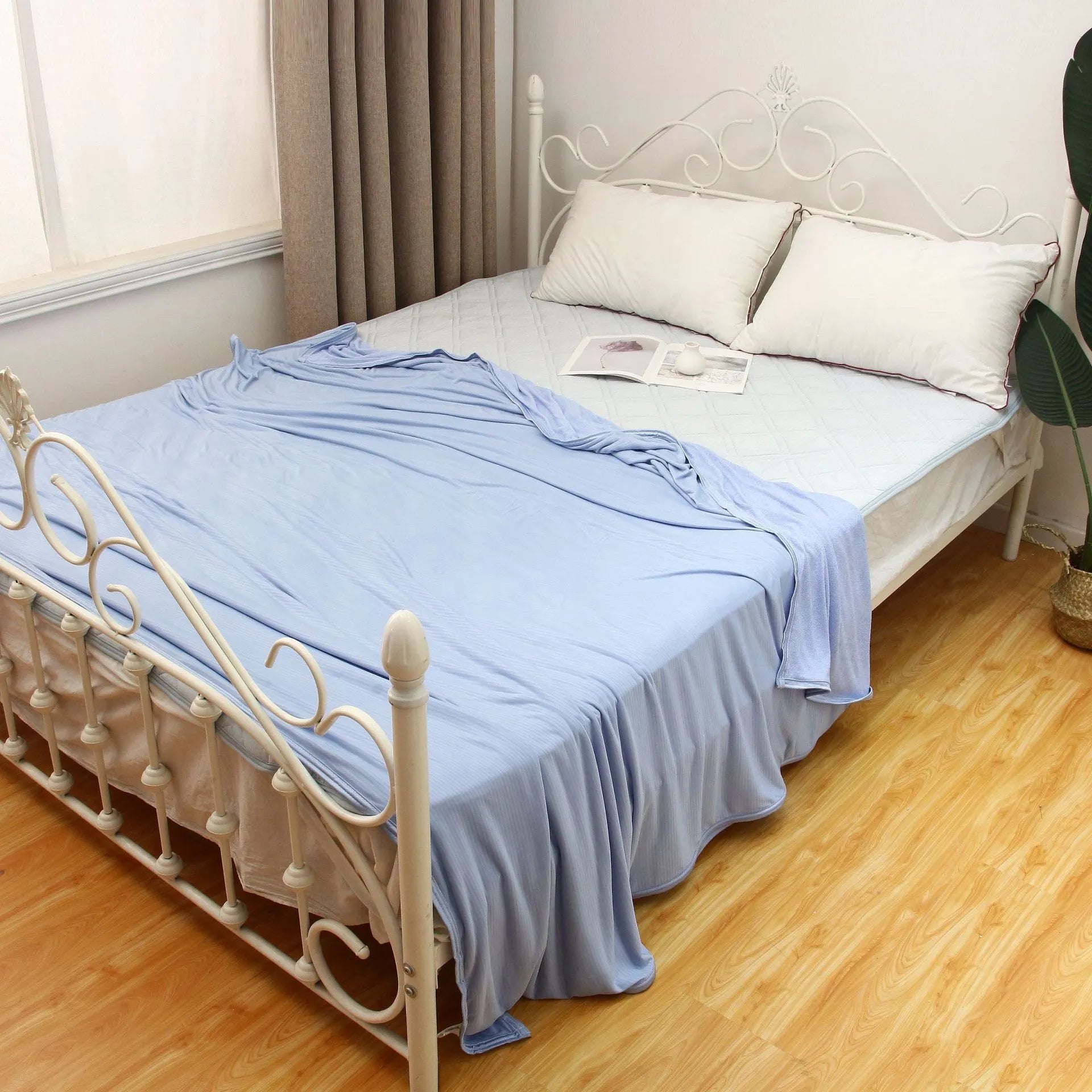 Blue cooling blanket with Japanese Q-Max 0.4 fibres, double-face construction, summer throw