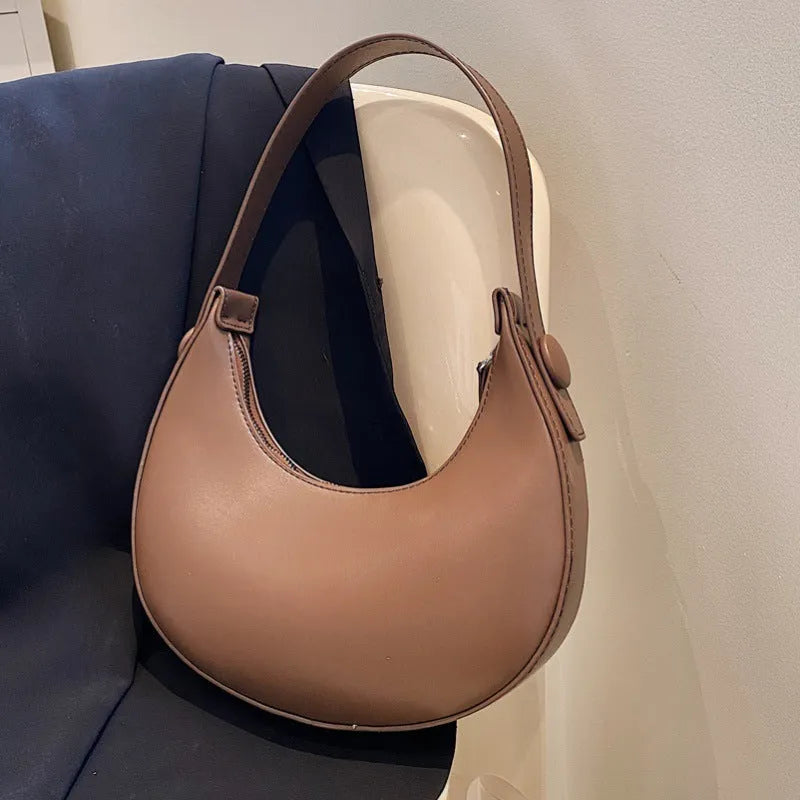 Retro dumpling-shaped women's PU leather shoulder bag in black with sandwich pockets