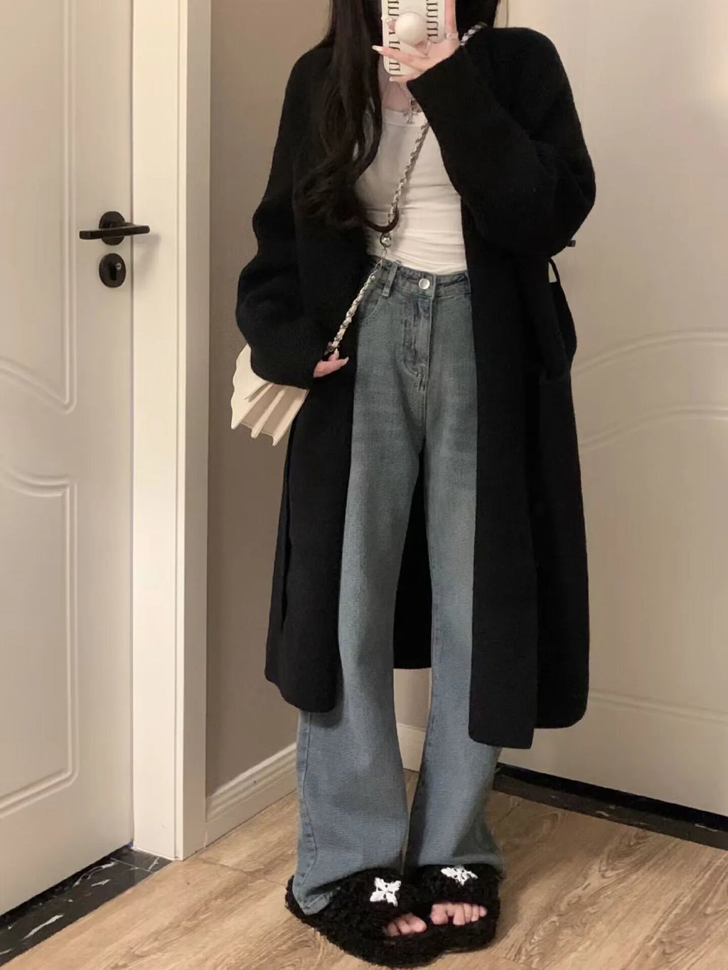 Women's mid-length knitted cardigan with V-neck and long sleeves in loose fit