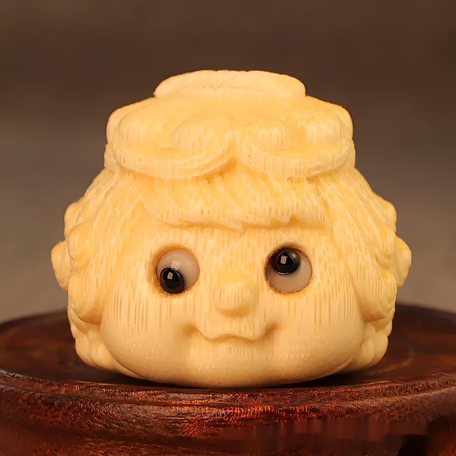 Solid bamboo carved golden Princess Toad ornament measuring 5.0cm, a cute style decorative figurine.
