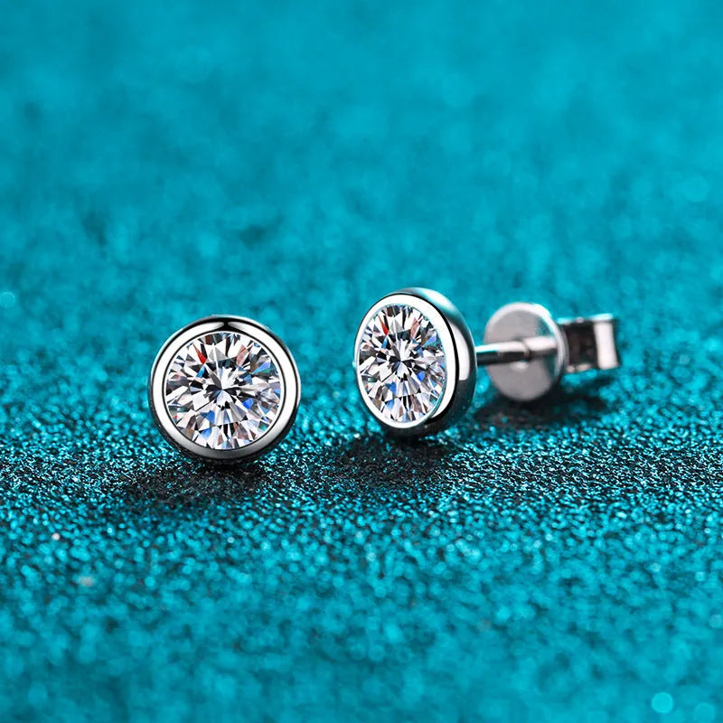 A pair of geometric 925 silver earrings plated with Pt950 gold, featuring a choice of moissanite or zircon gemstones.