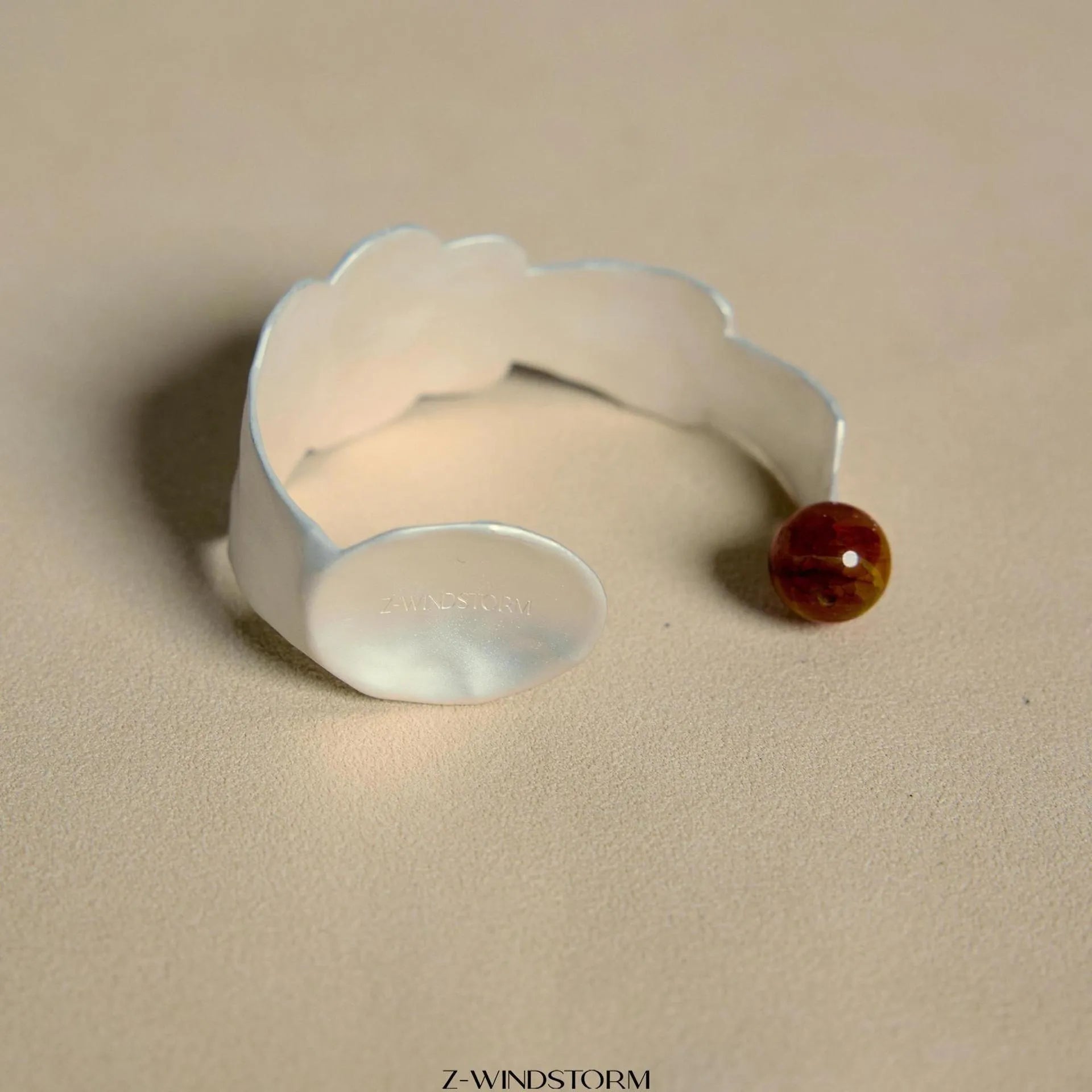 Electroplated alloy diamond-shaped stewed pork motif ring and bracelet set on a background.