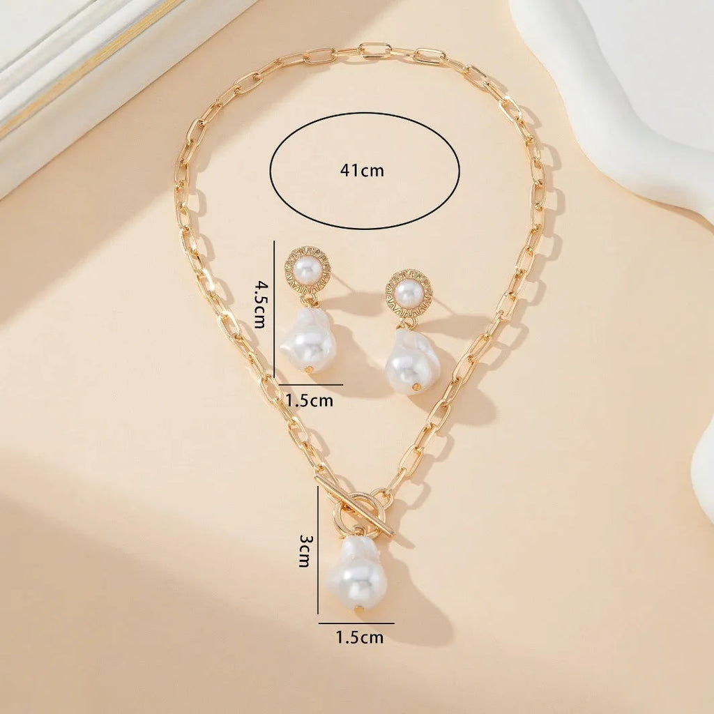 Retro baroque pearl pendant necklace and matching ear stud set in gold tone