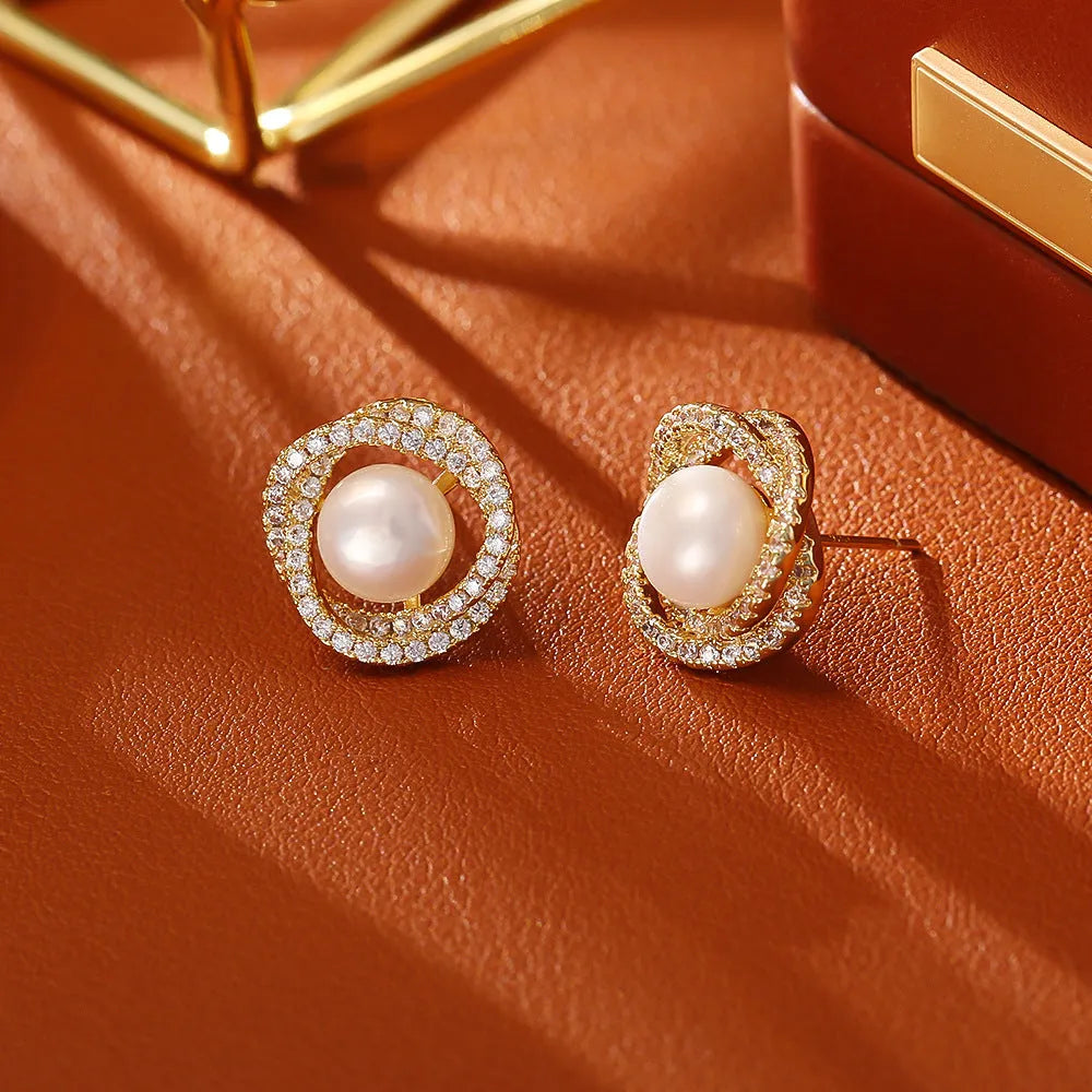 Natural pearl winding ear studs with real gold plating on copper base, geometric round shape, 1 cm diameter